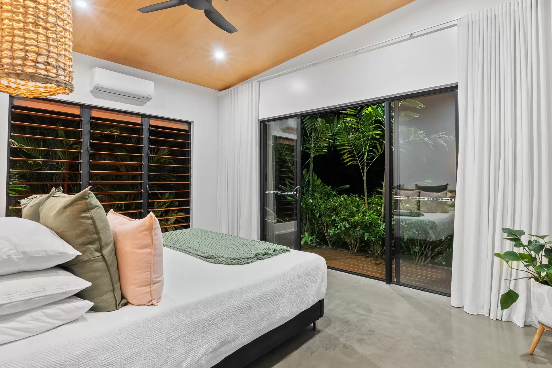 3 Seabrook Avenue, Port Douglas Sold by Queensland Sotheby's International Realty - image 1