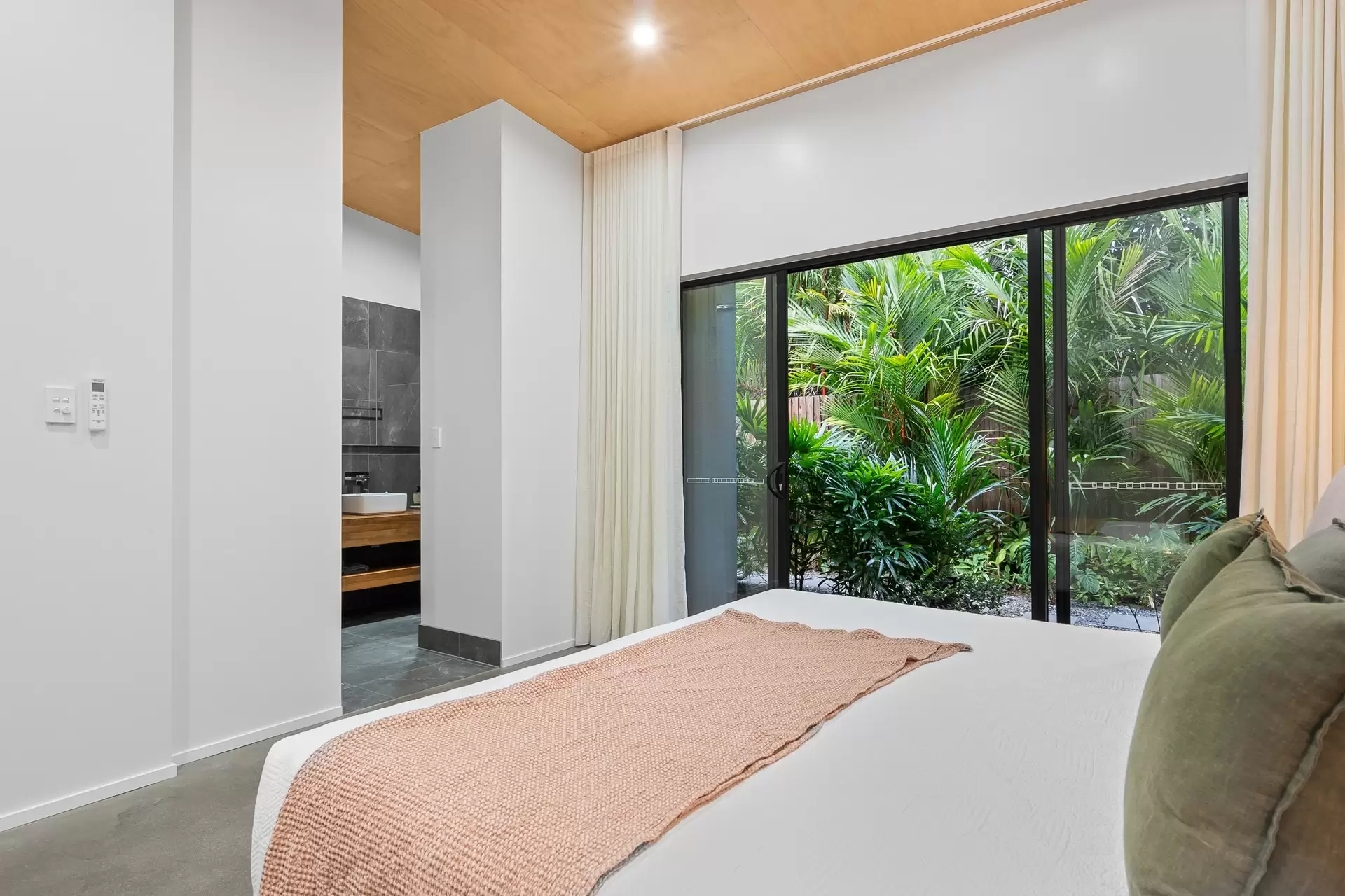 3 Seabrook Avenue, Port Douglas Sold by Queensland Sotheby's International Realty - image 1