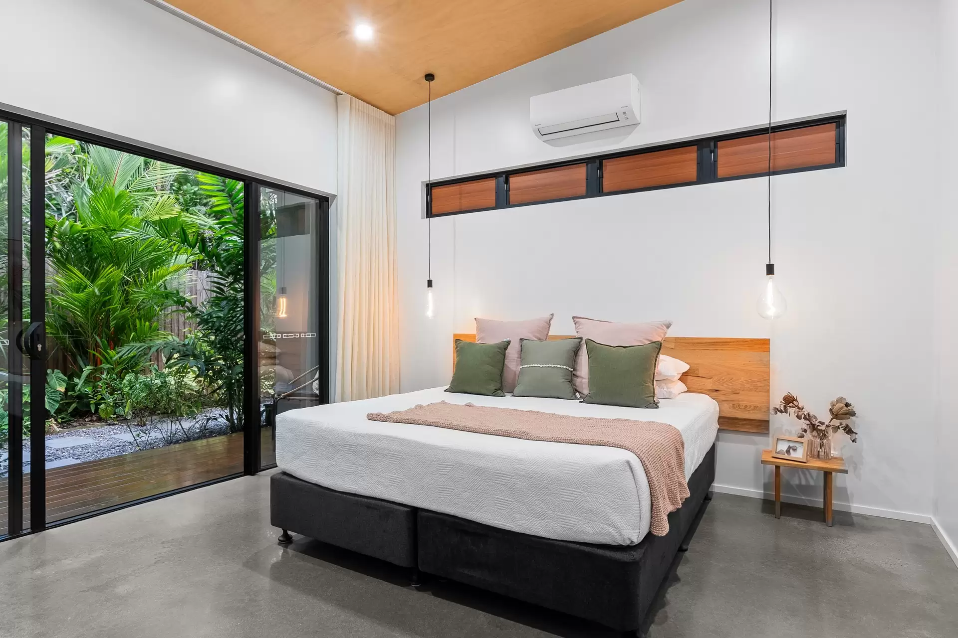 3 Seabrook Avenue, Port Douglas Sold by Queensland Sotheby's International Realty - image 1