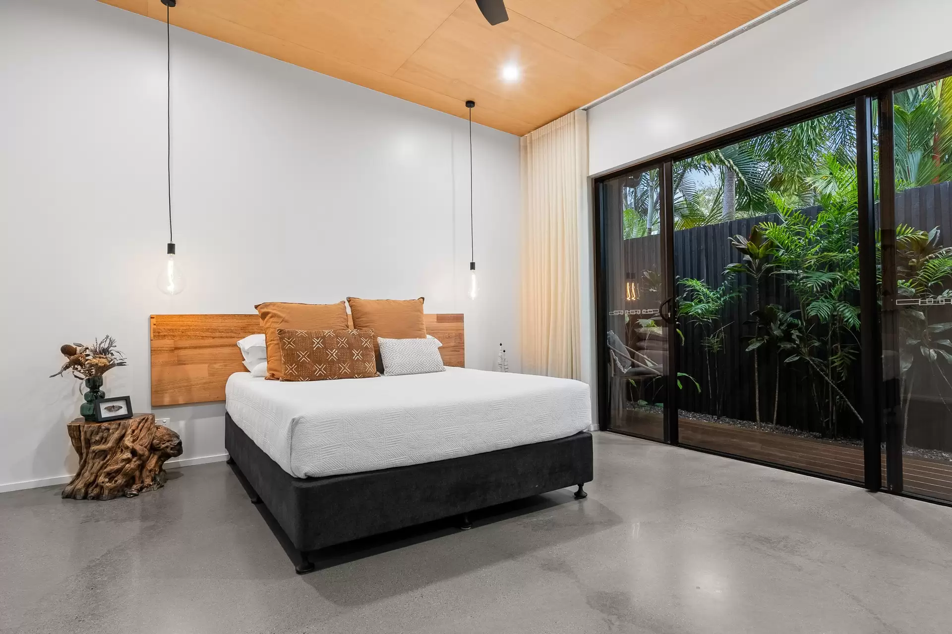 3 Seabrook Avenue, Port Douglas Sold by Queensland Sotheby's International Realty - image 1