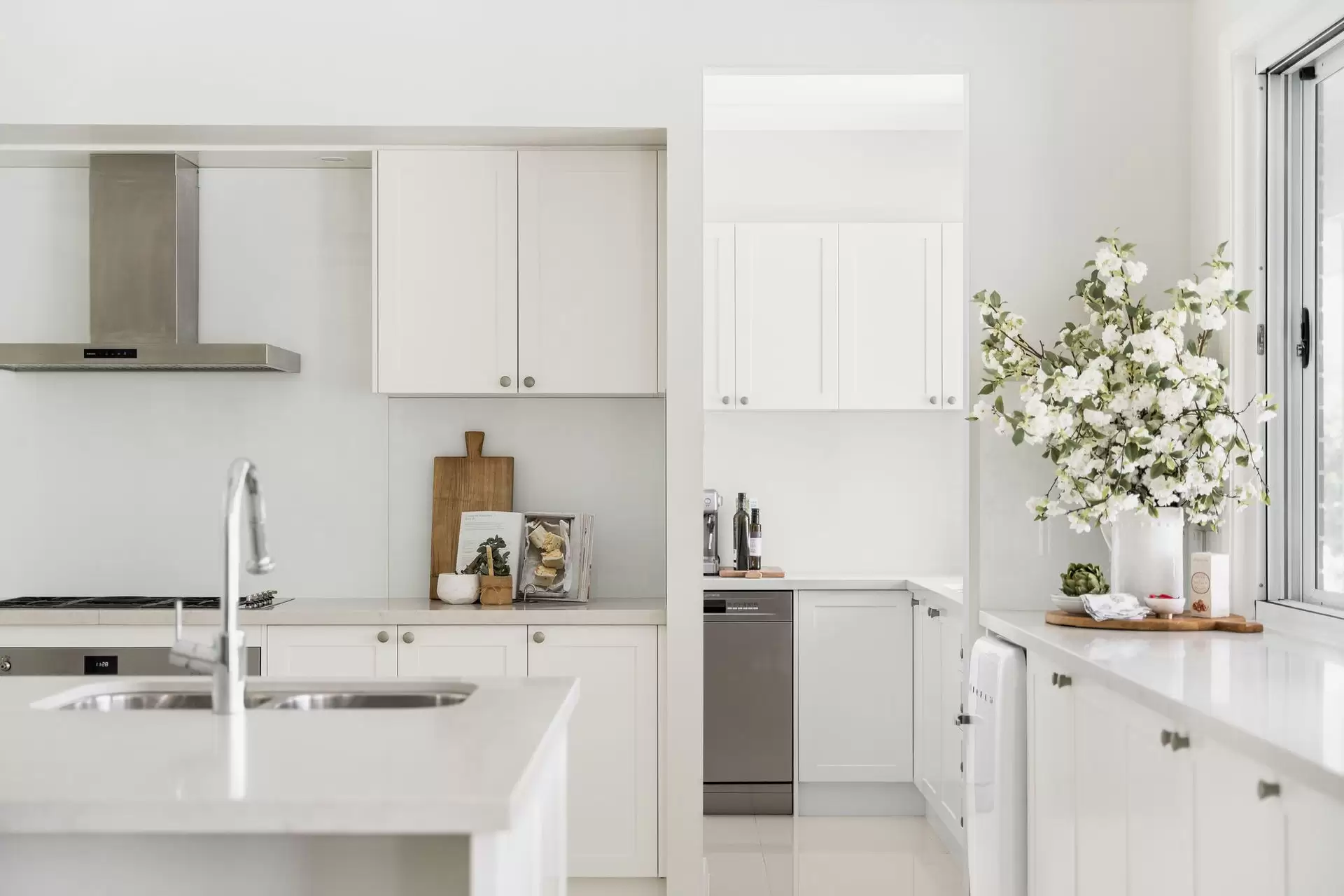 29 Grassdale Road, Belmont Sold by Queensland Sotheby's International Realty - image 1