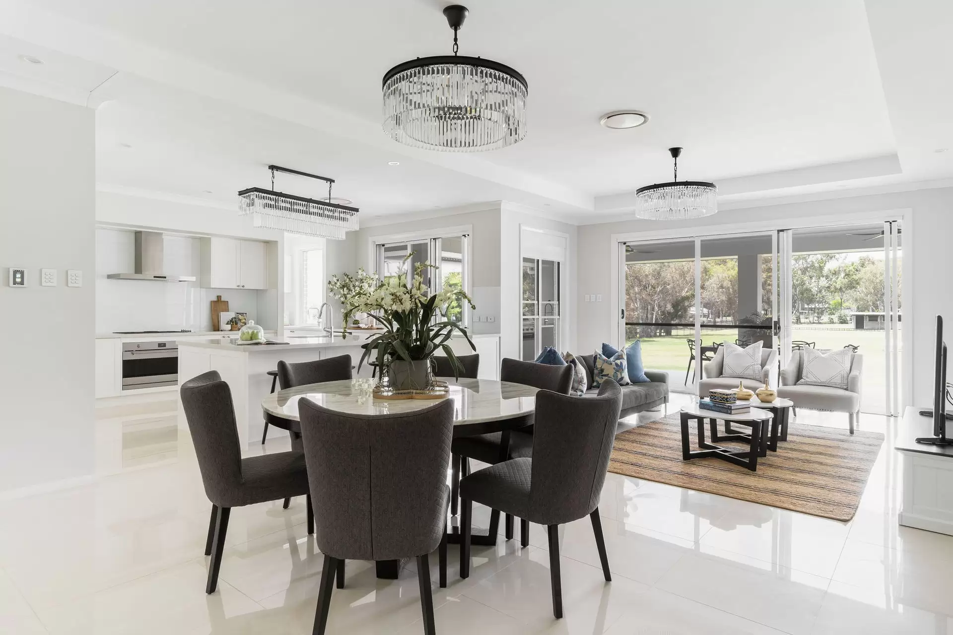 29 Grassdale Road, Belmont Sold by Queensland Sotheby's International Realty - image 1