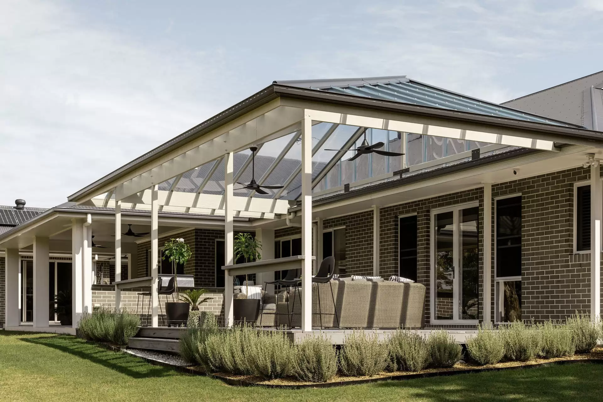 29 Grassdale Road, Belmont Sold by Queensland Sotheby's International Realty - image 1