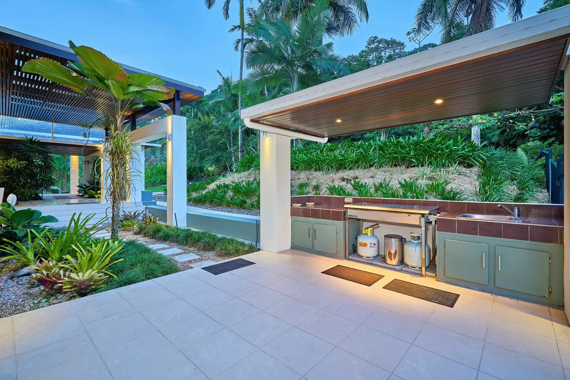 82  Santacatterina Road, Finlayvale Sold by Queensland Sotheby's International Realty - image 1