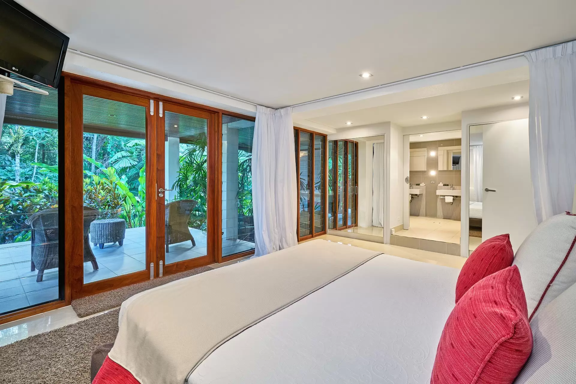 82  Santacatterina Road, Finlayvale Sold by Queensland Sotheby's International Realty - image 1