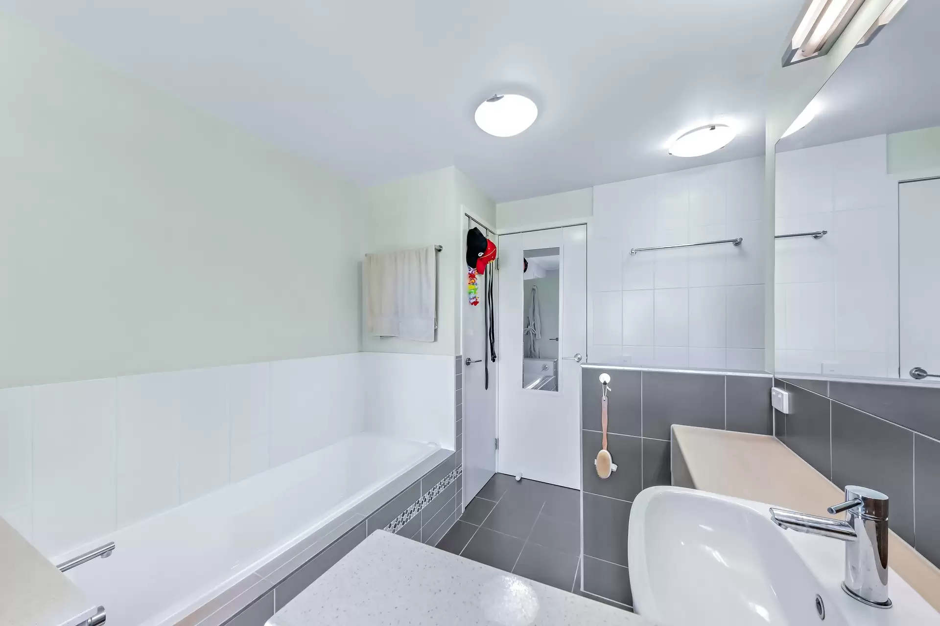 27/15 Flame Tree Court, Airlie Beach Sold by Queensland Sotheby's International Realty - image 1
