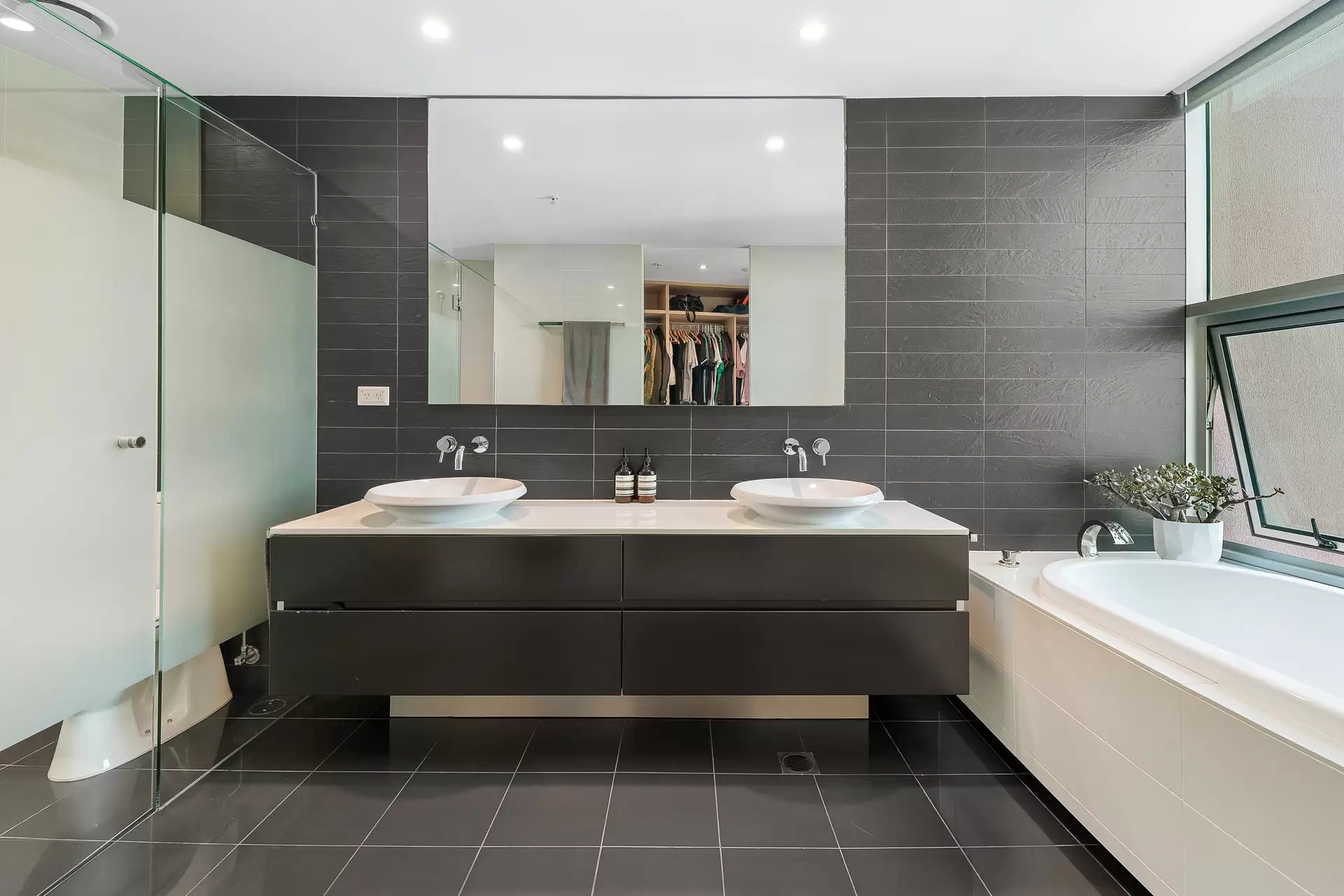 301 Axis/11-13 Hill Parade, Main Beach Sold by Queensland Sotheby's International Realty - image 1