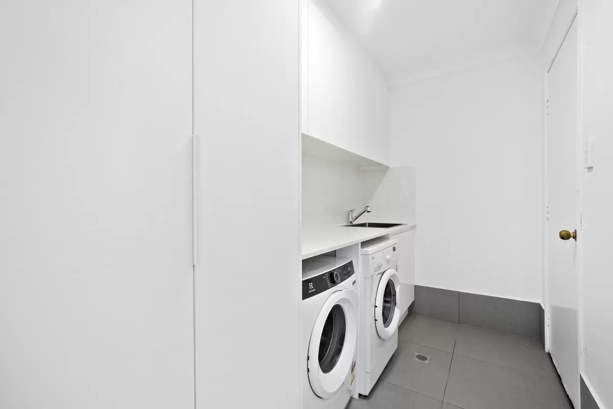 2/33 Gardiners Place, Southport Sold by Queensland Sotheby's International Realty - image 1