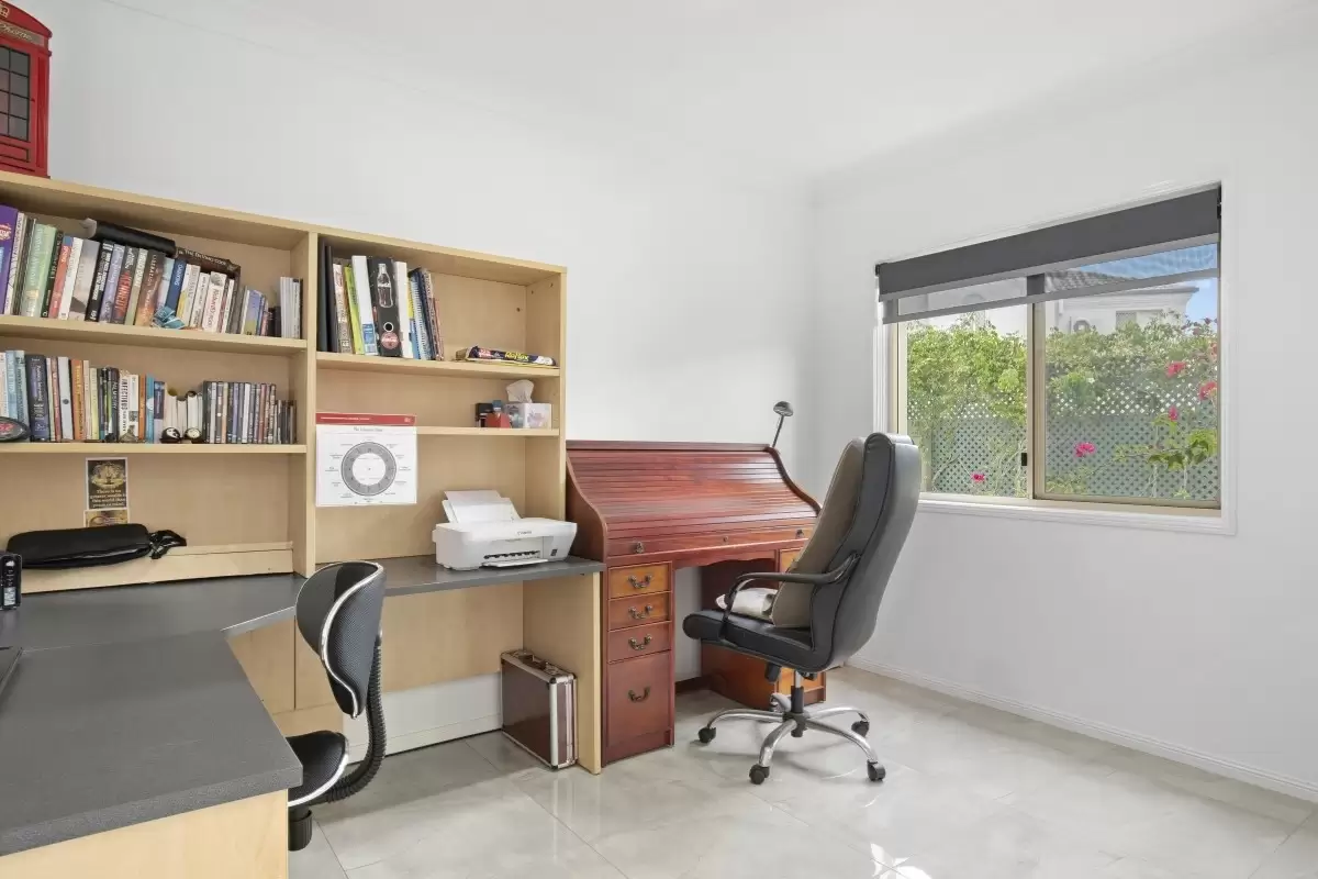 2 Sternway Place, Clear Island Waters Sold by Queensland Sotheby's International Realty - image 1