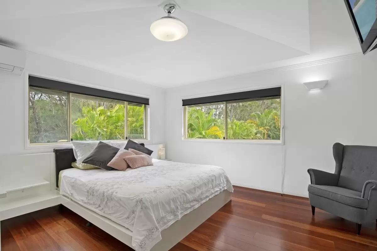 2 Sternway Place, Clear Island Waters Sold by Queensland Sotheby's International Realty - image 1