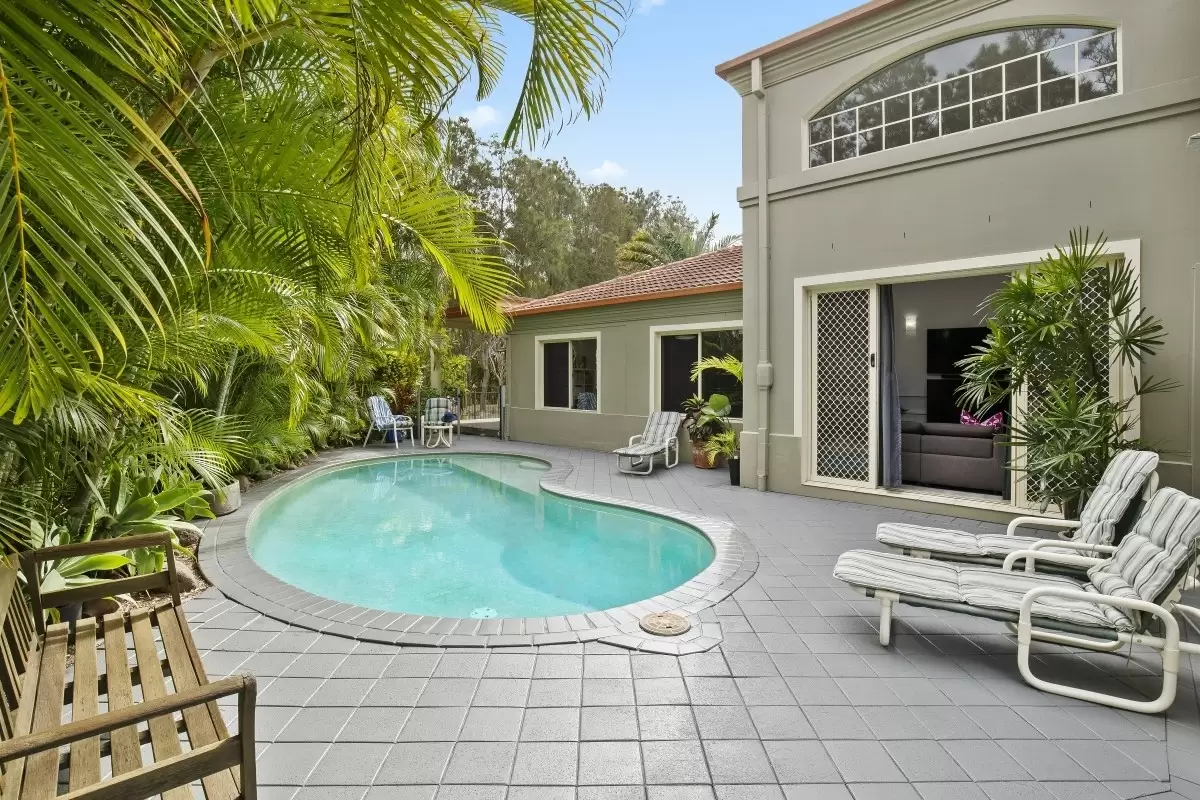 2 Sternway Place, Clear Island Waters Sold by Queensland Sotheby's International Realty - image 1