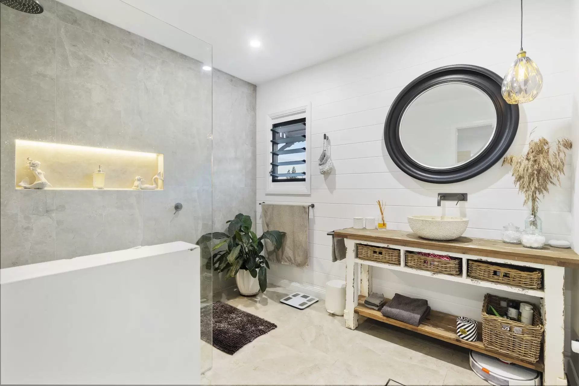 133 Lake Weyba Drive, Noosaville Sold by Queensland Sotheby's International Realty - image 1