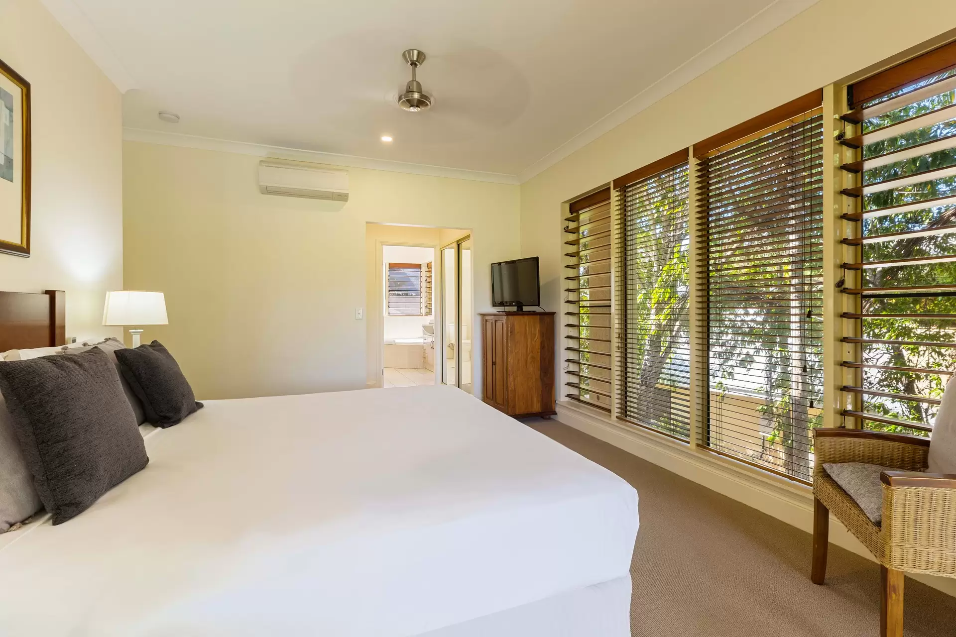 33/24-70 Nautilus Street, Port Douglas Sold by  - image 1