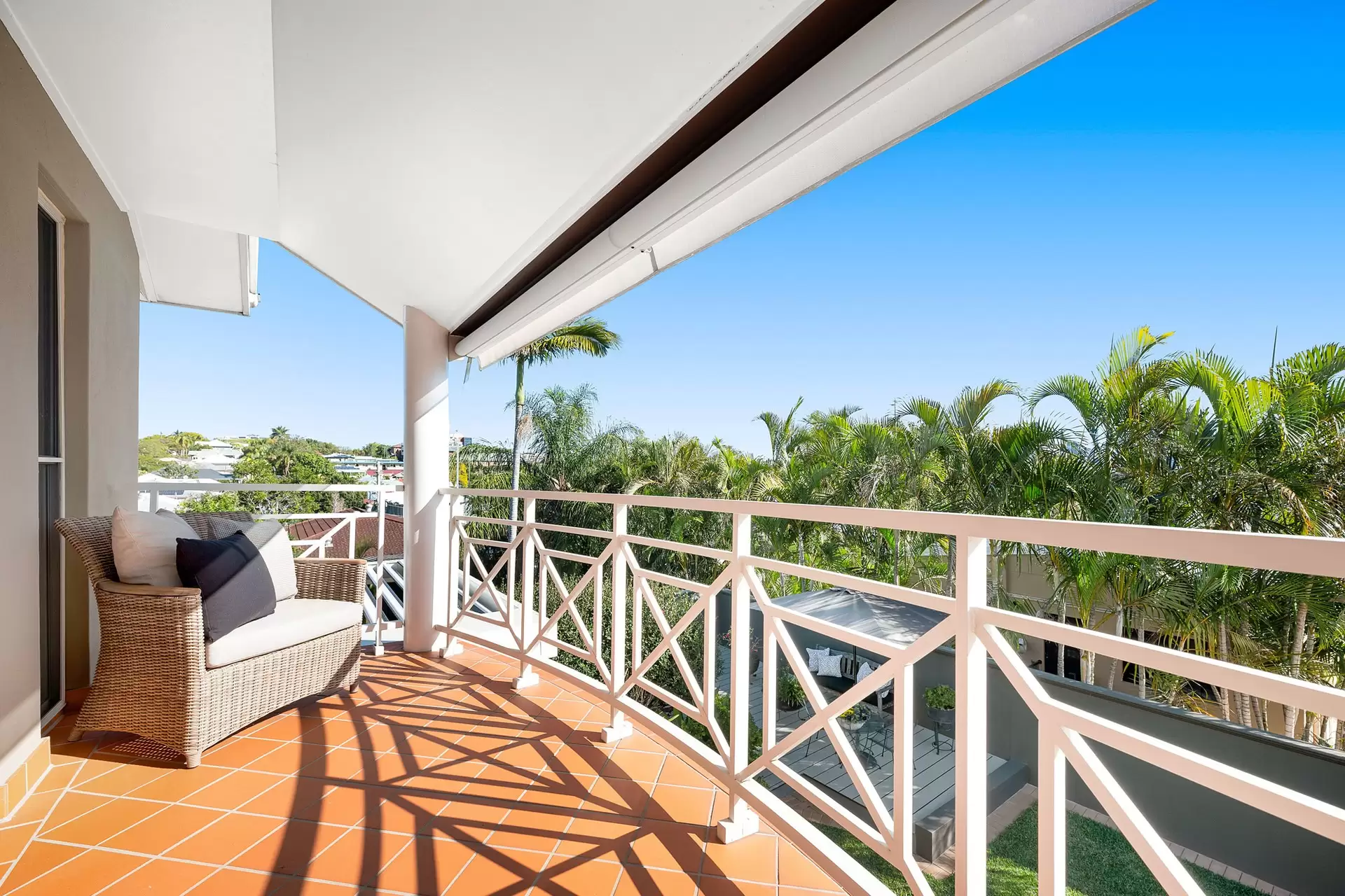 4/76 Miles Street, Hawthorne Sold by Queensland Sotheby's International Realty - image 1