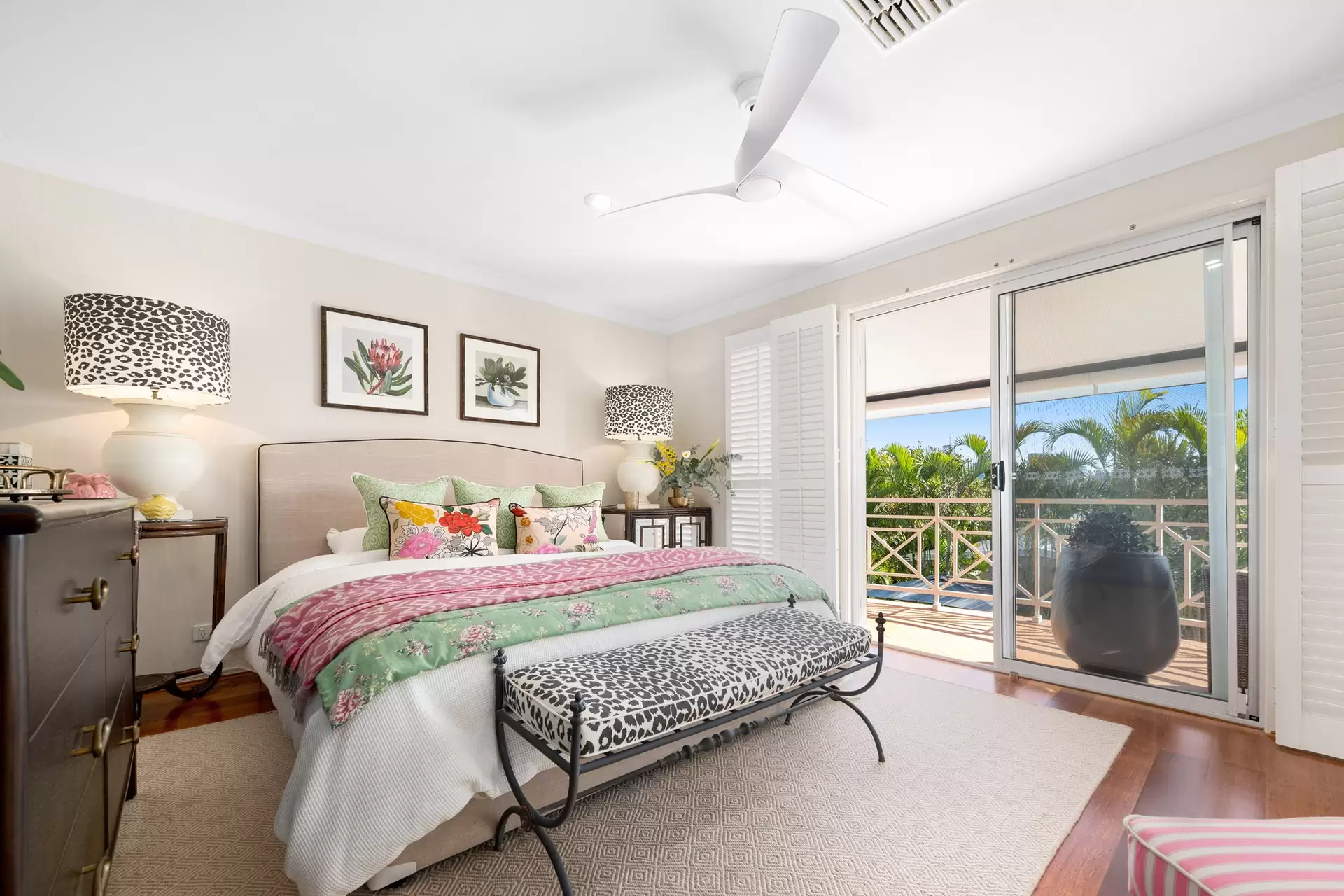 4/76 Miles Street, Hawthorne Sold by Queensland Sotheby's International Realty - image 1