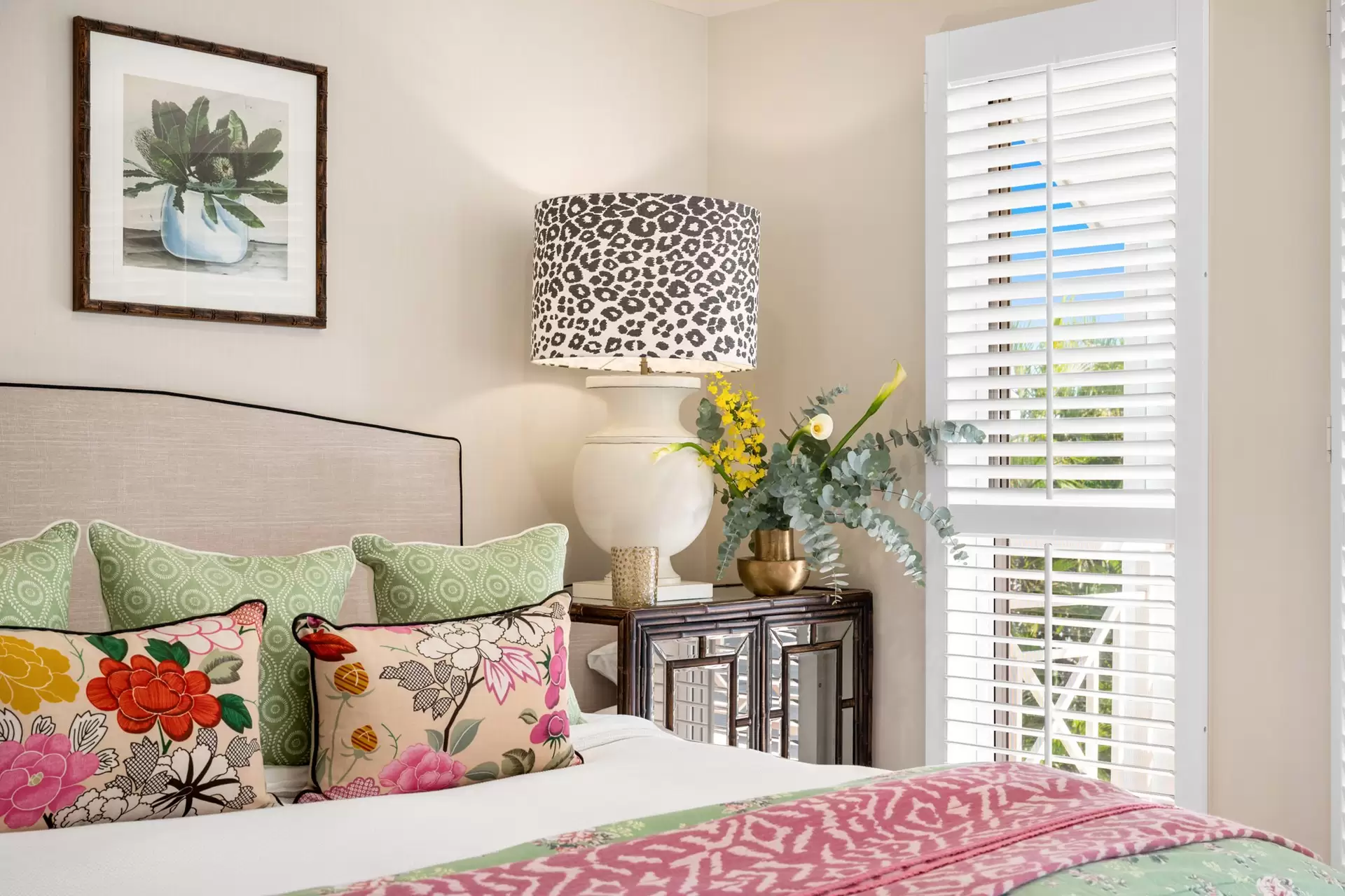 4/76 Miles Street, Hawthorne Sold by Queensland Sotheby's International Realty - image 1