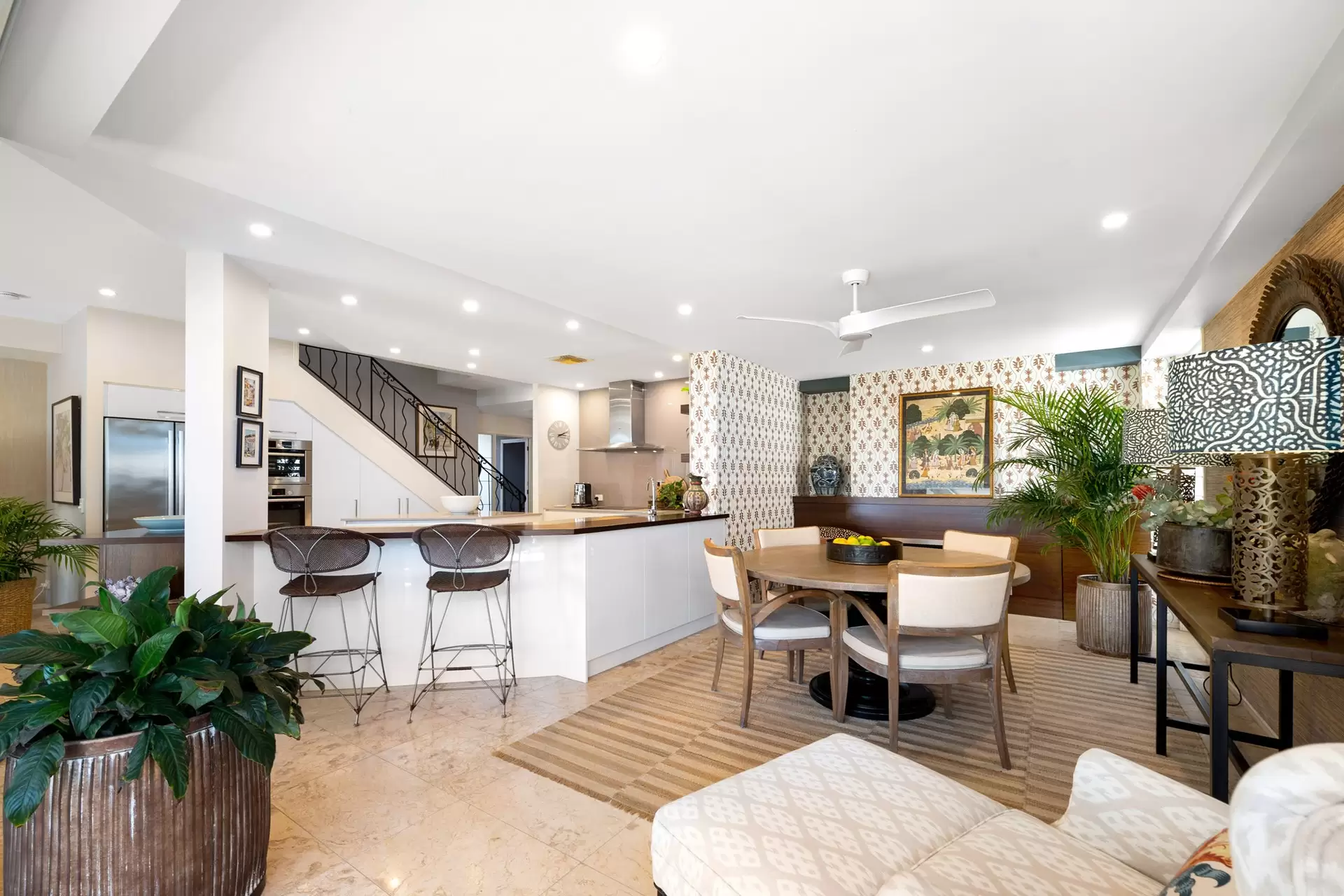 4/76 Miles Street, Hawthorne Sold by Queensland Sotheby's International Realty - image 1