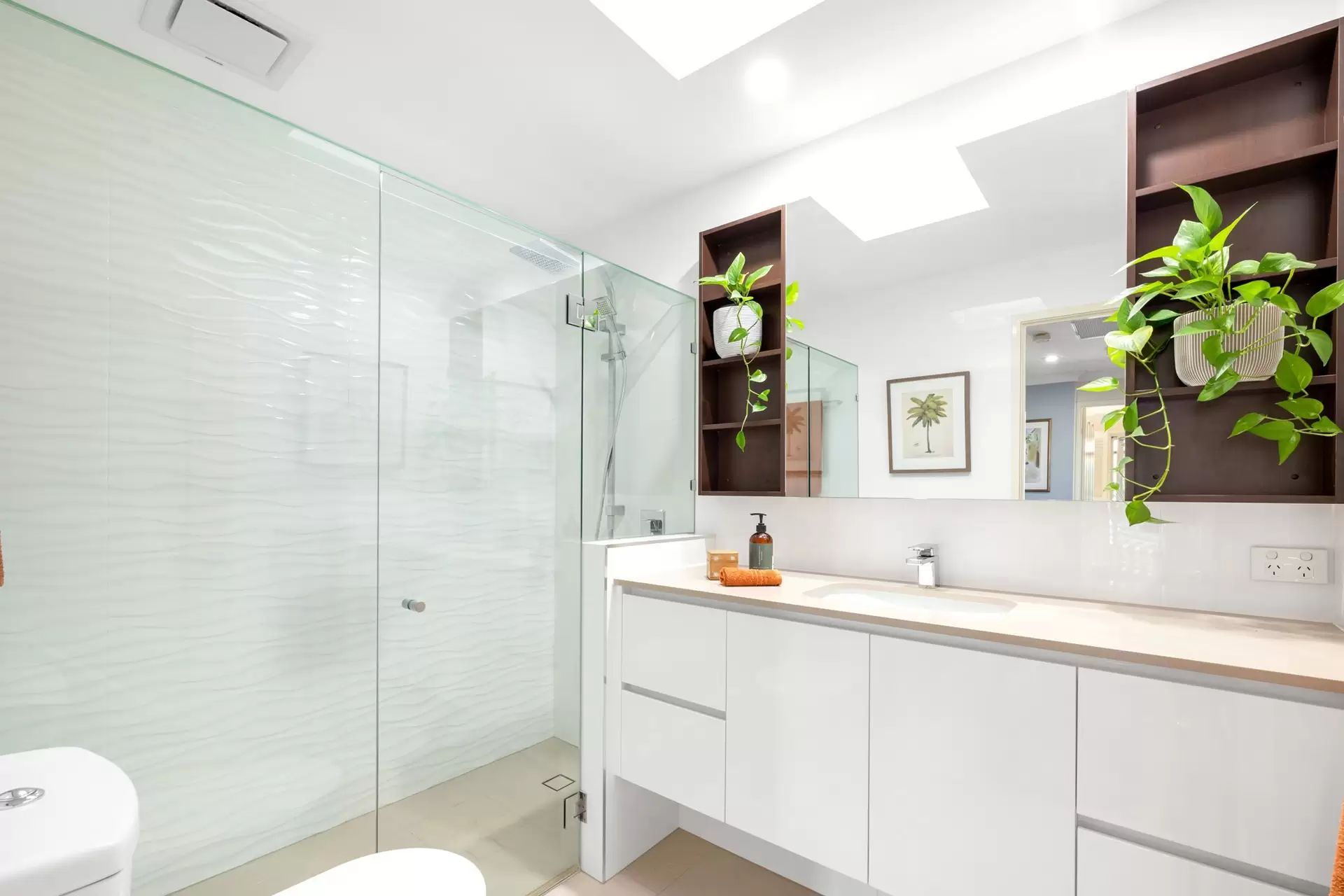 4/76 Miles Street, Hawthorne Sold by Queensland Sotheby's International Realty - image 1