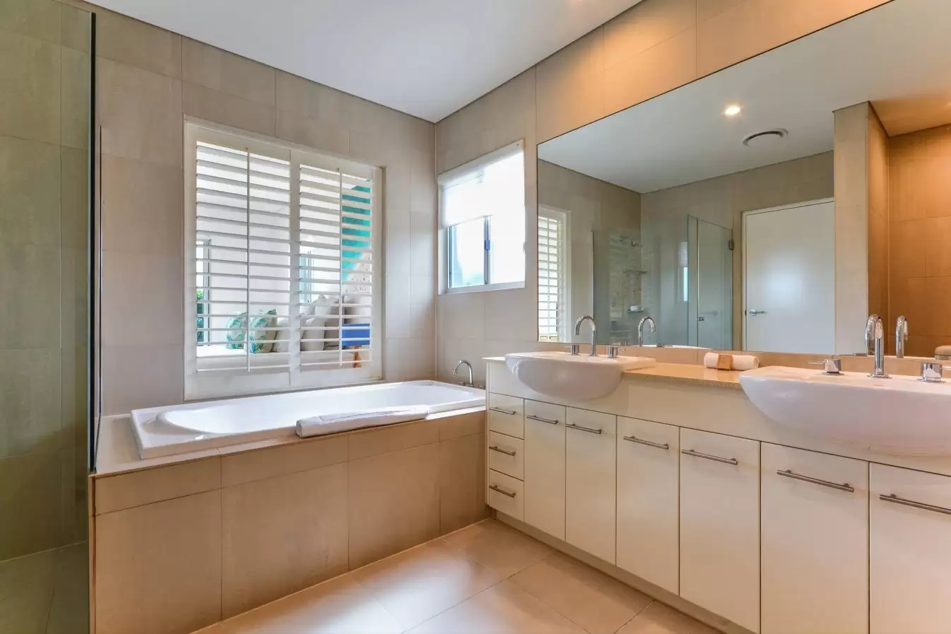 Peninsula 1, 18 Whitsunday Boulevard, Hamilton Island Sold by Queensland Sotheby's International Realty - image 1