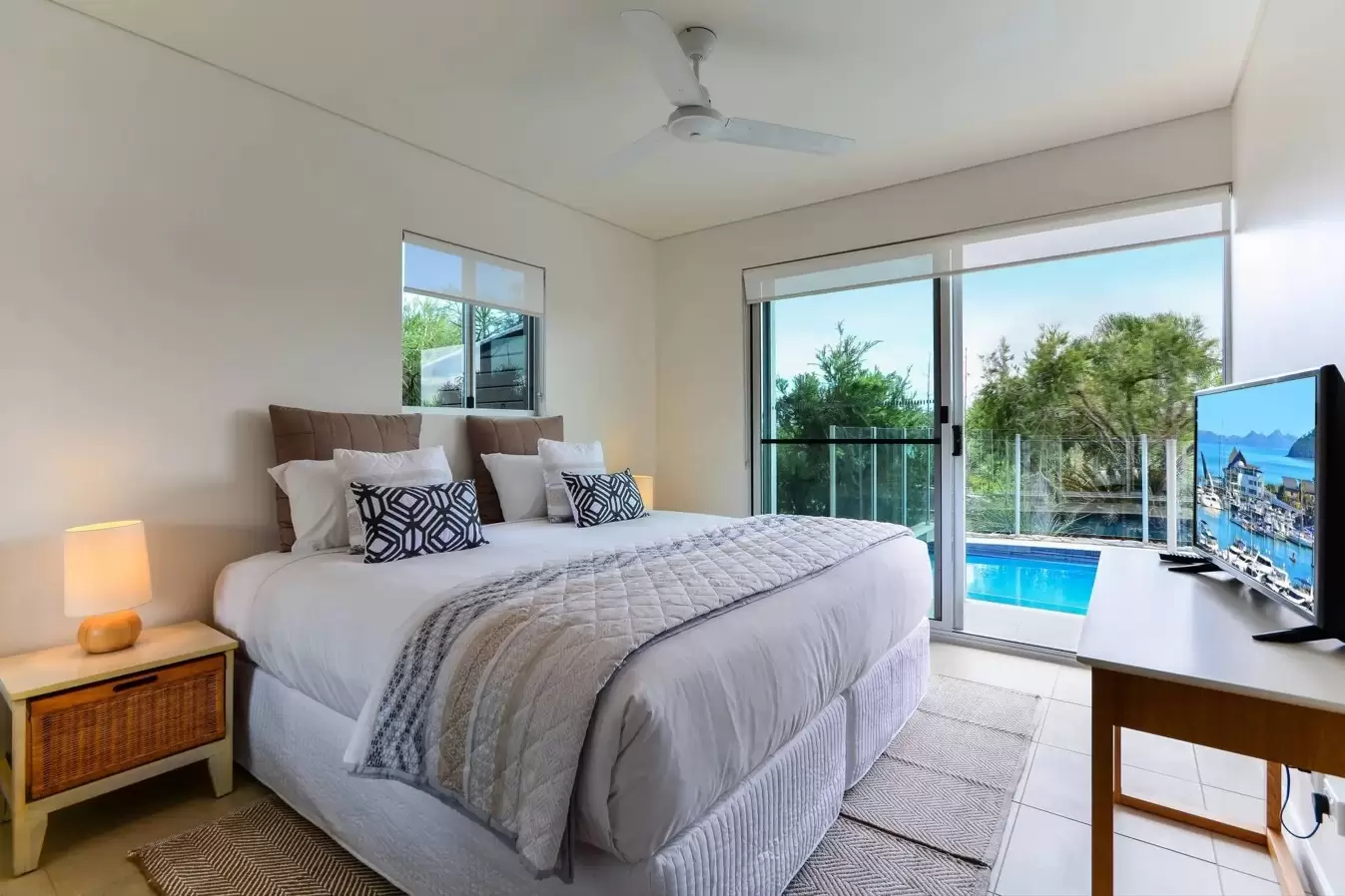 Peninsula 1, 18 Whitsunday Boulevard, Hamilton Island Sold by Queensland Sotheby's International Realty - image 1