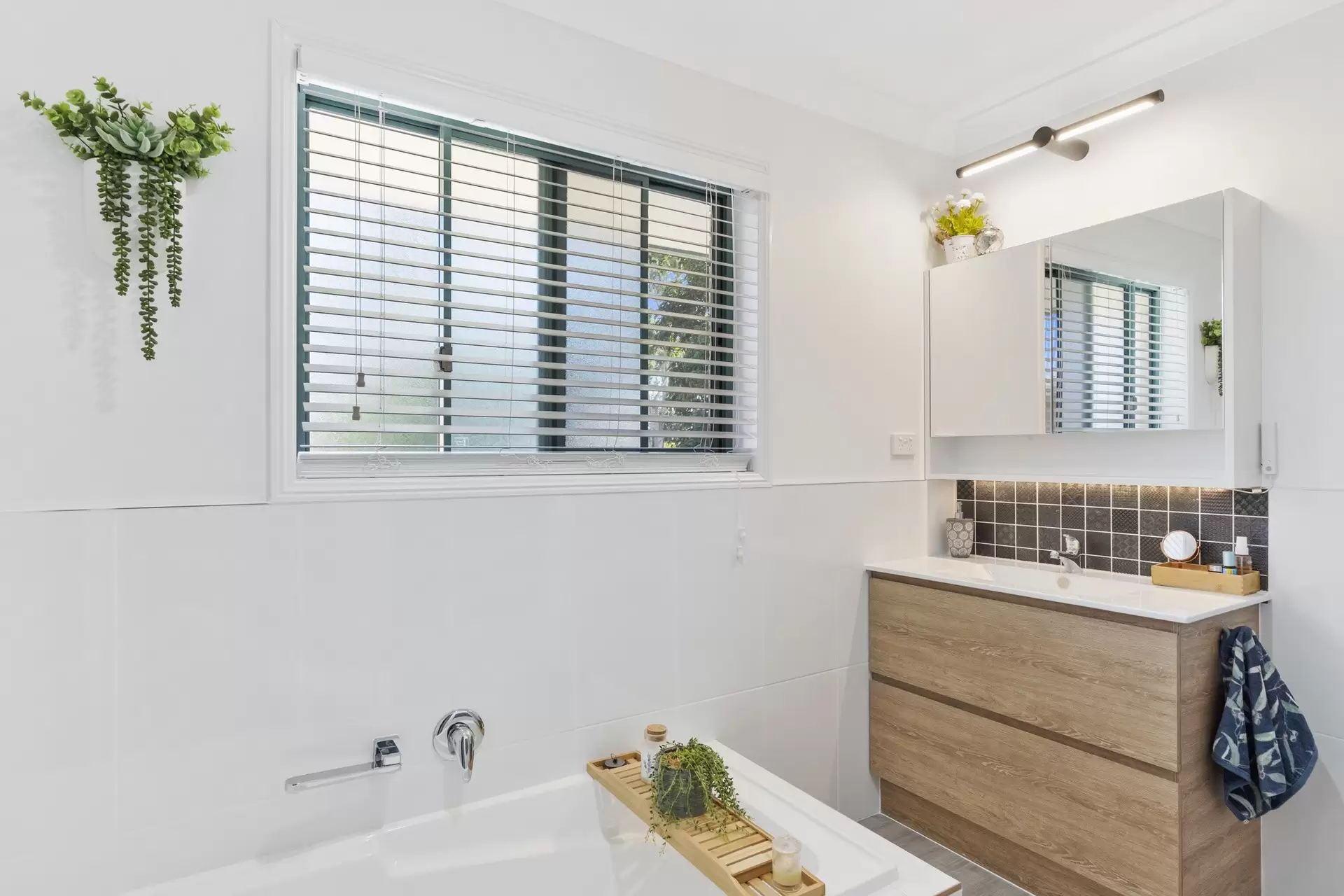 8/299 Main  Road, Wellington Point Sold by Queensland Sotheby's International Realty - image 1