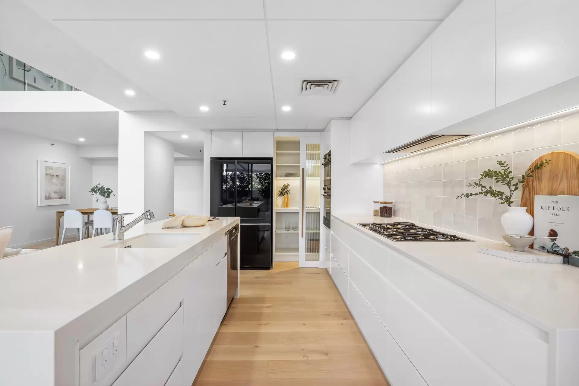 2002/1 Lennie Avenue, Main Beach Sold by Queensland Sotheby's International Realty - image 1