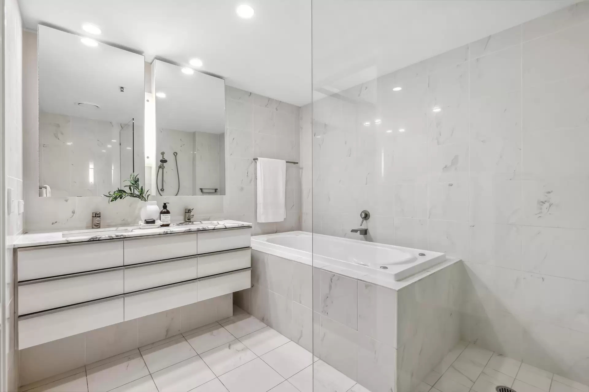 2002/1 Lennie Avenue, Main Beach Sold by Queensland Sotheby's International Realty - image 1