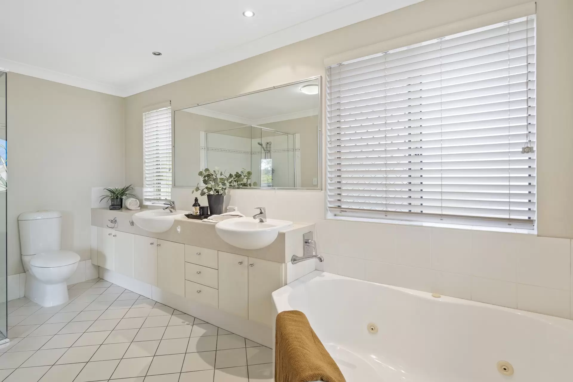 45/13-14 Esperance Court, Cleveland Sold by Queensland Sotheby's International Realty - image 1