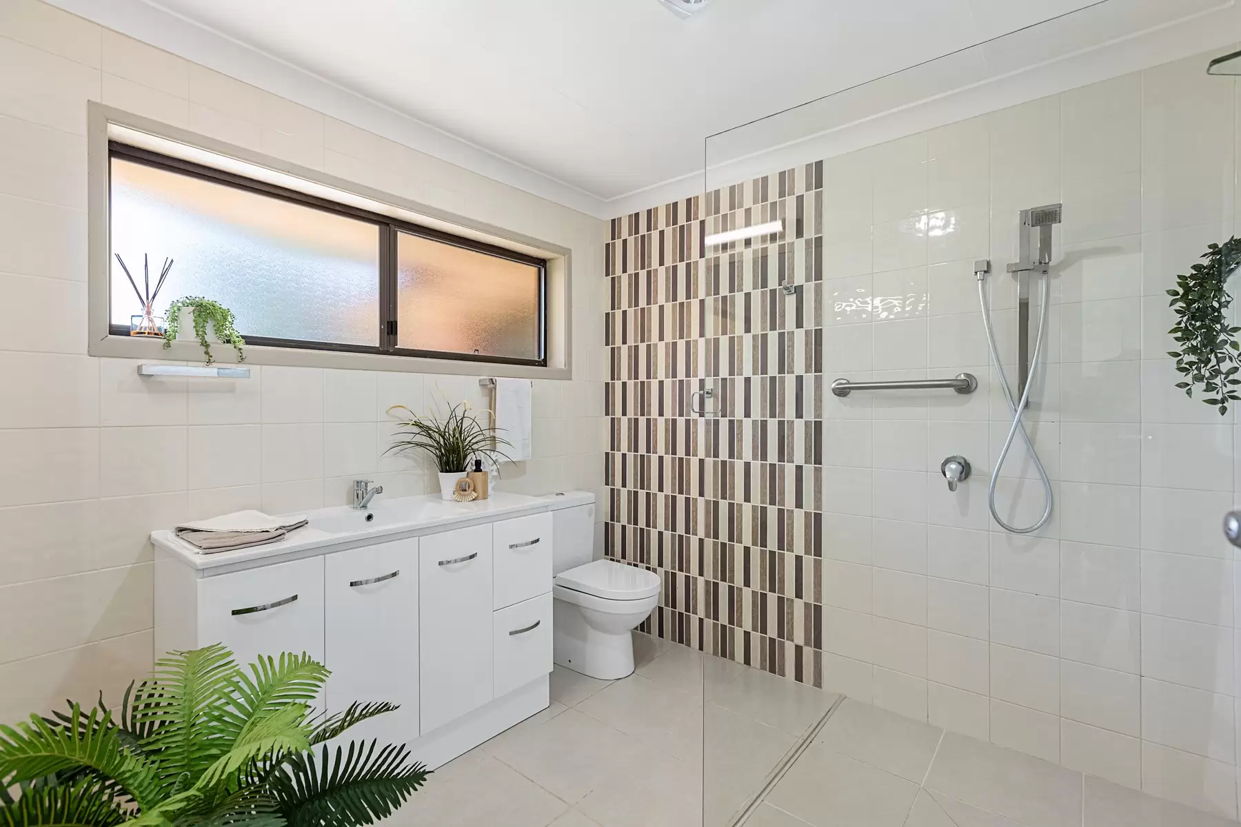 5 Oceanic Street, Wellington Point Sold by Queensland Sotheby's International Realty - image 1