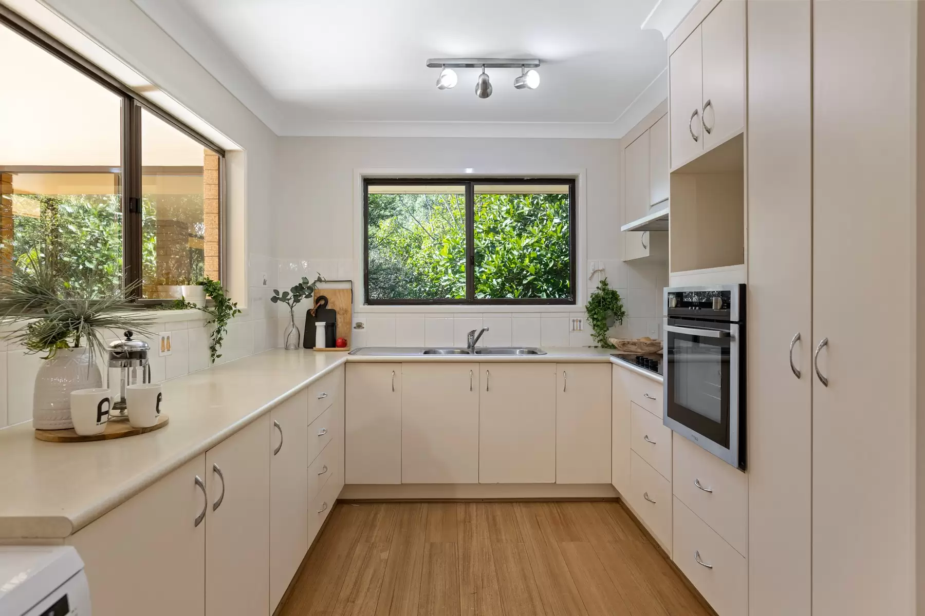 5 Oceanic Street, Wellington Point Sold by Queensland Sotheby's International Realty - image 1