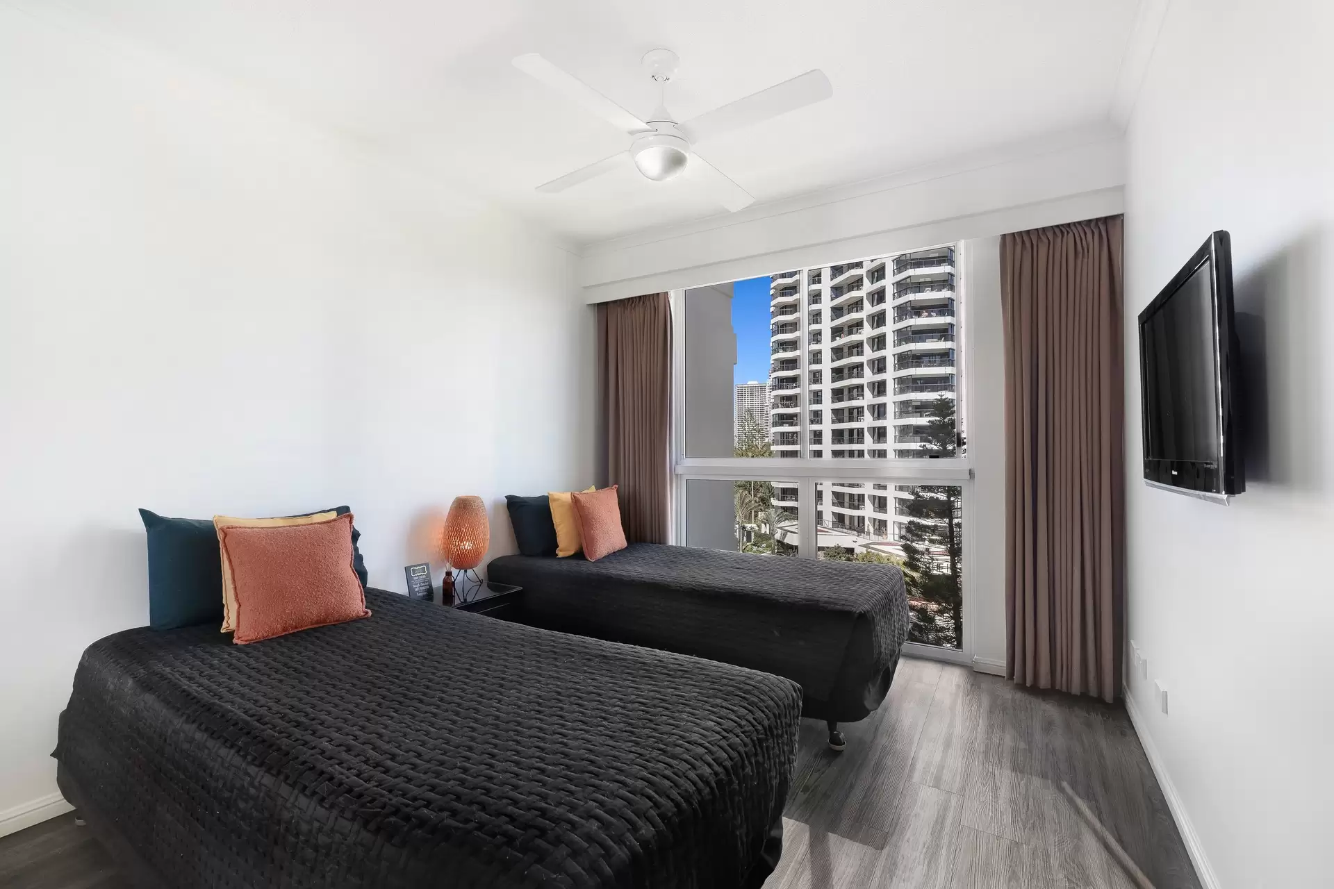 20/15 Breaker Street, Main Beach Sold by  - image 1