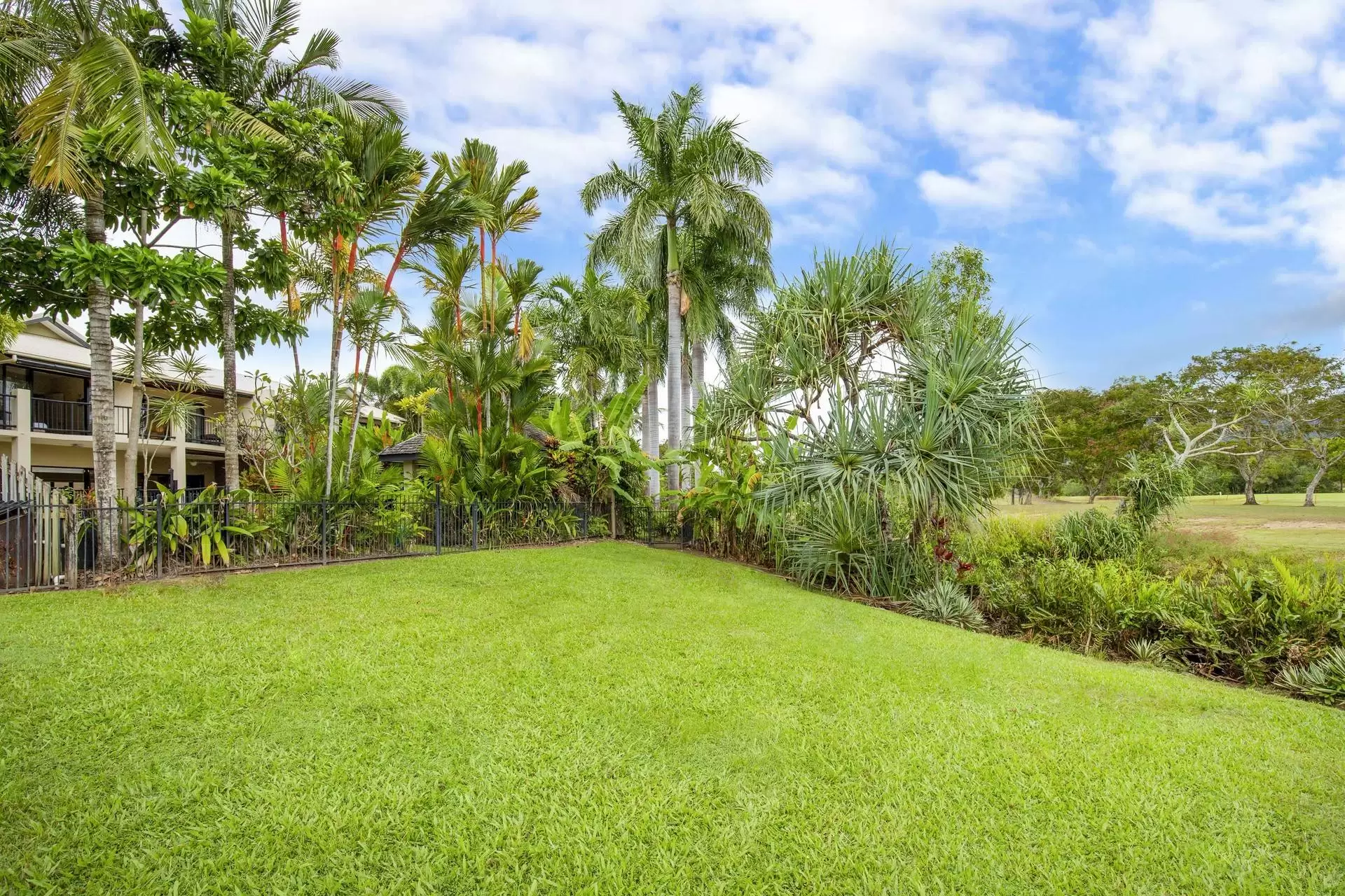7/11-17 St Crispins Avenue, Port Douglas Sold by Queensland Sotheby's International Realty - image 1
