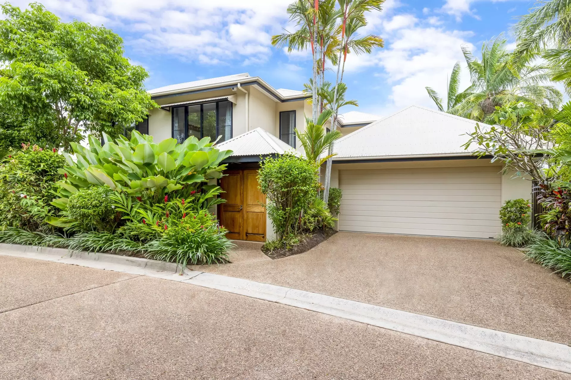 7/11-17 St Crispins Avenue, Port Douglas Sold by Queensland Sotheby's International Realty - image 1