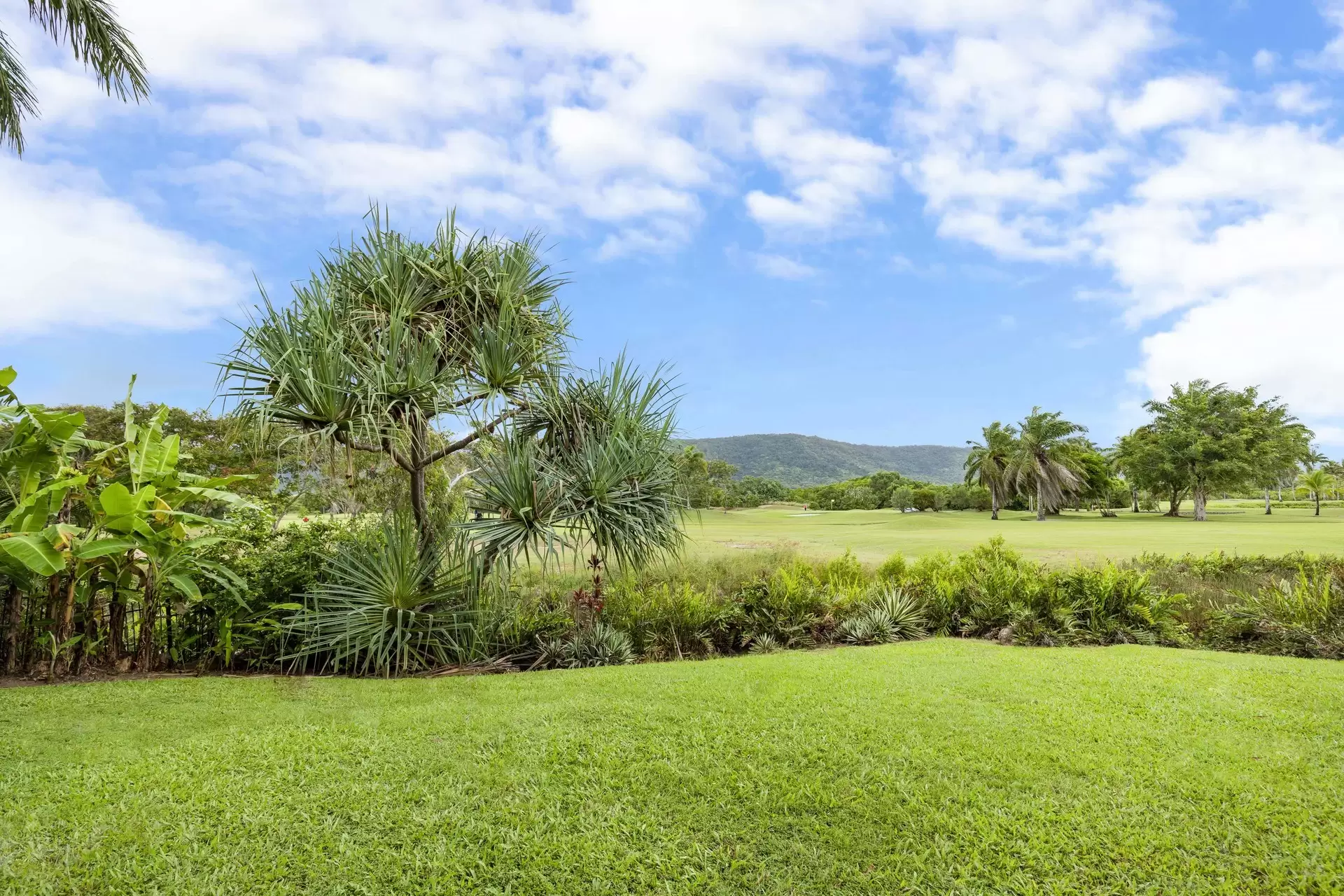 7/11-17 St Crispins Avenue, Port Douglas Sold by Queensland Sotheby's International Realty - image 1
