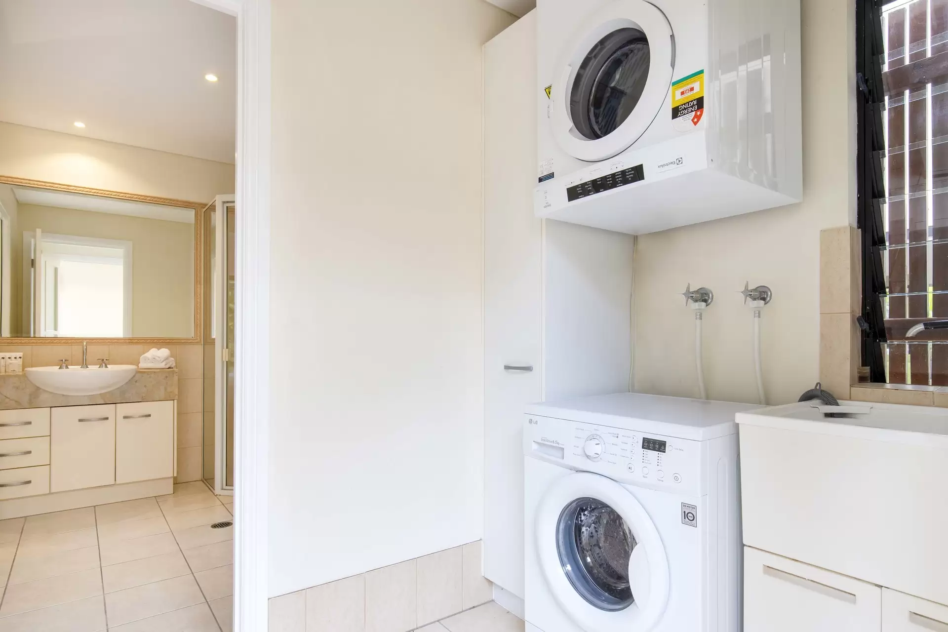 7/11-17 St Crispins Avenue, Port Douglas Sold by Queensland Sotheby's International Realty - image 1