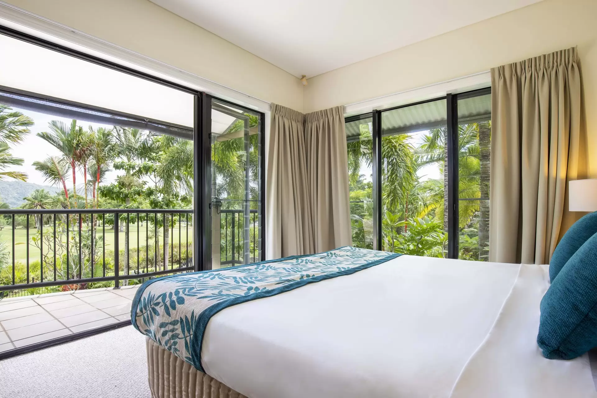 7/11-17 St Crispins Avenue, Port Douglas Sold by Queensland Sotheby's International Realty - image 1