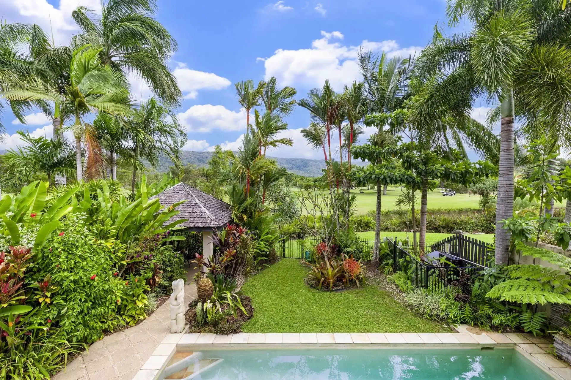 7/11-17 St Crispins Avenue, Port Douglas Sold by Queensland Sotheby's International Realty - image 1