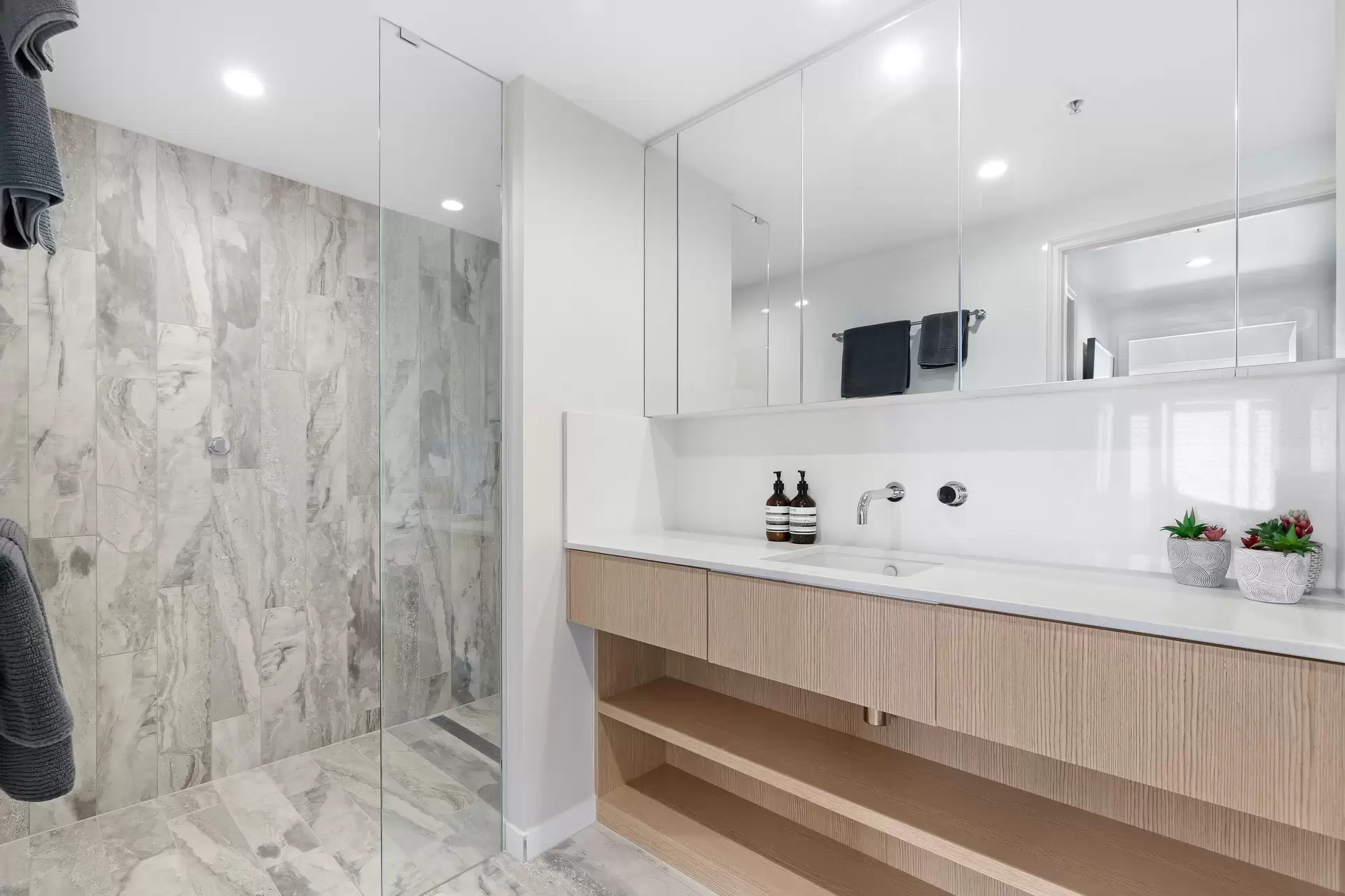 1102/1 Lennie Avenue, Main Beach Sold by Queensland Sotheby's International Realty - image 1