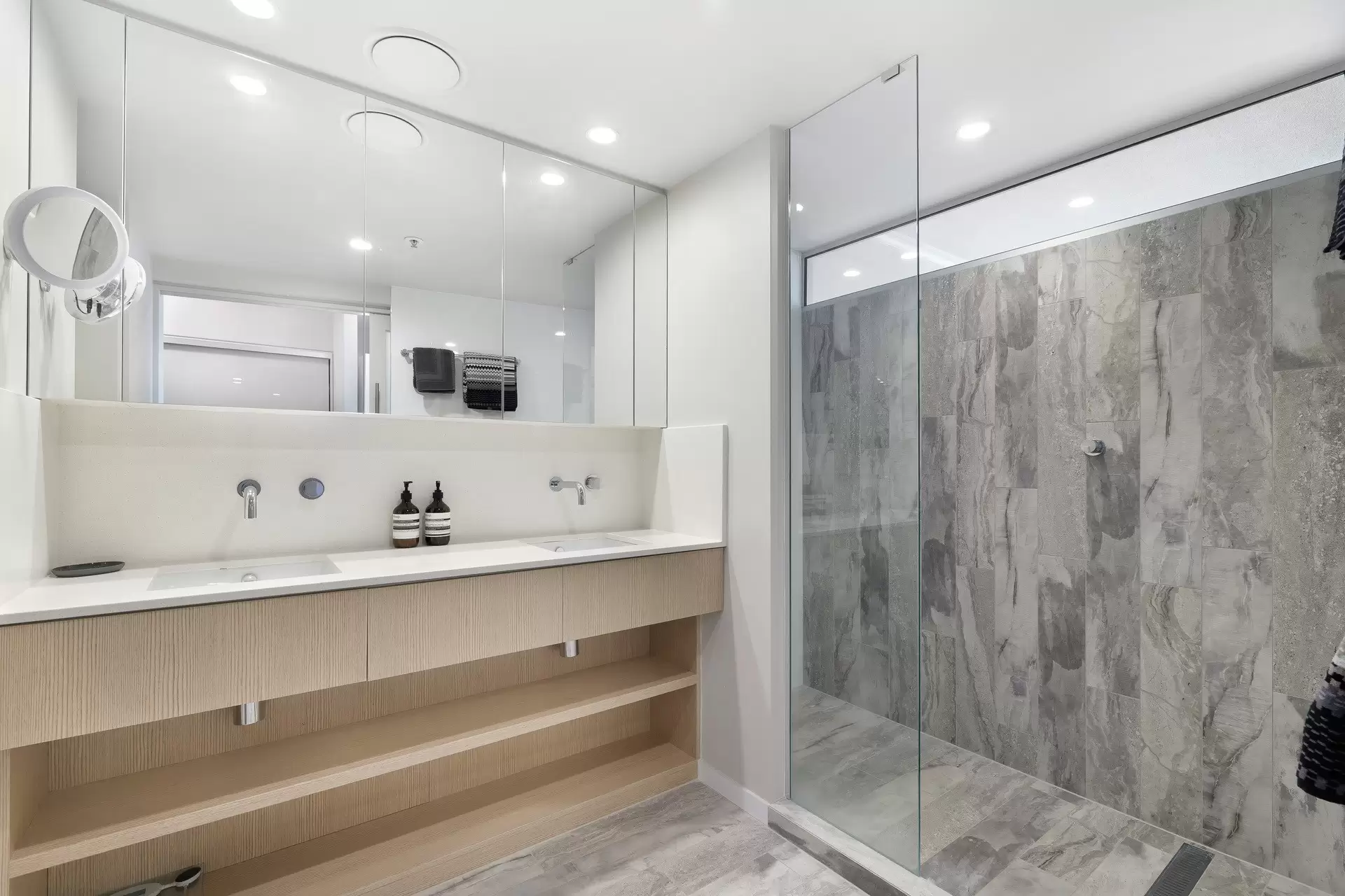 1102/1 Lennie Avenue, Main Beach Sold by Queensland Sotheby's International Realty - image 1