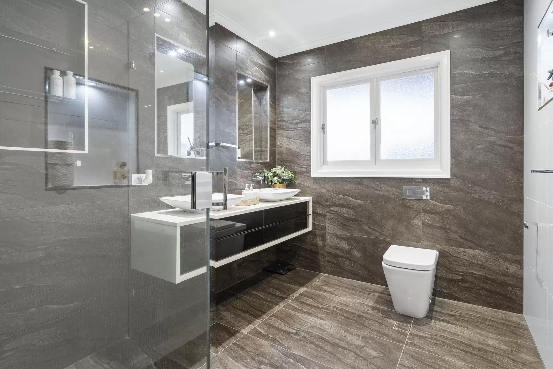 44 Little Shore Street, Cleveland Sold by Queensland Sotheby's International Realty - image 1