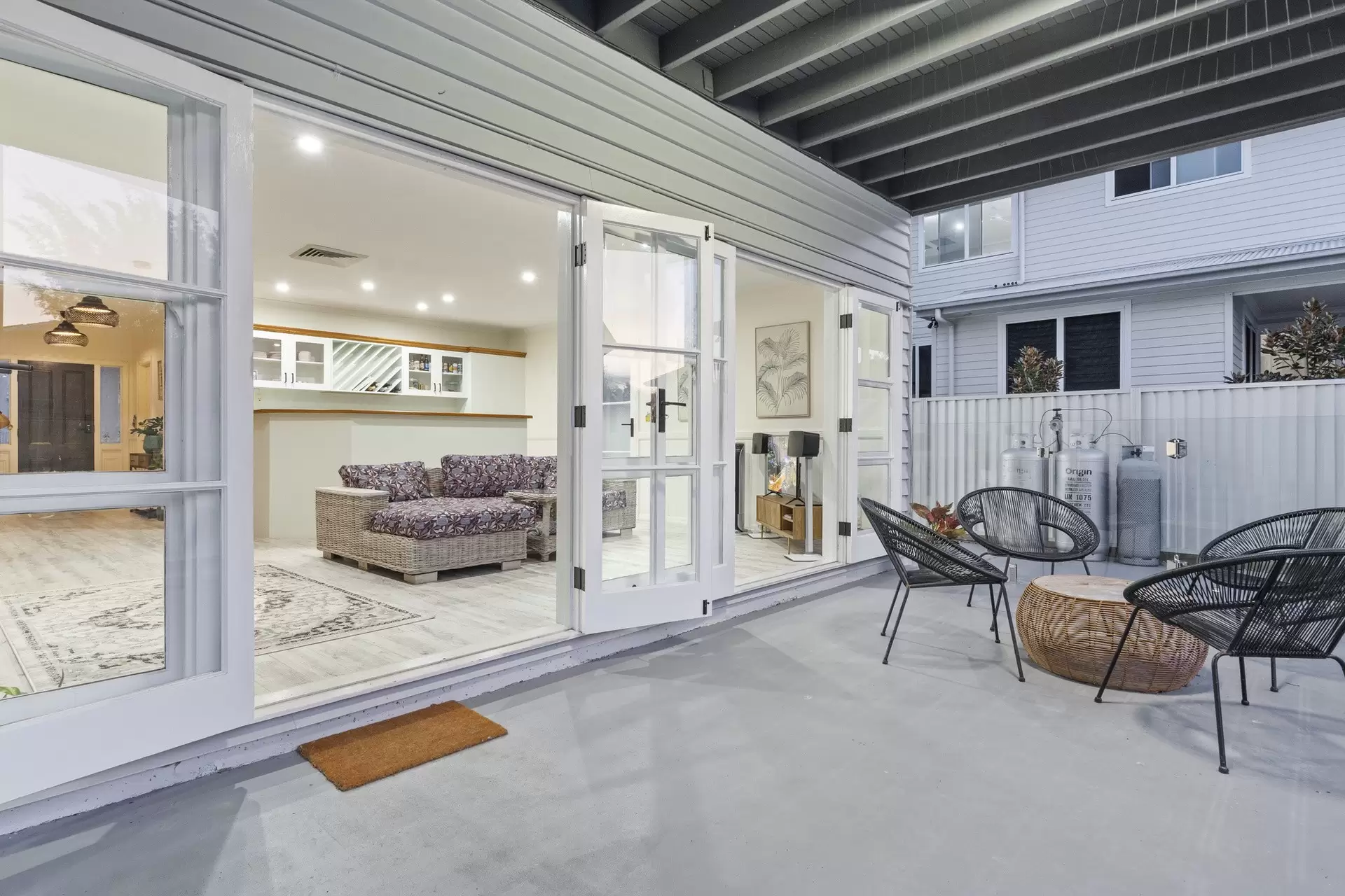 44 Little Shore Street, Cleveland Sold by Queensland Sotheby's International Realty - image 1