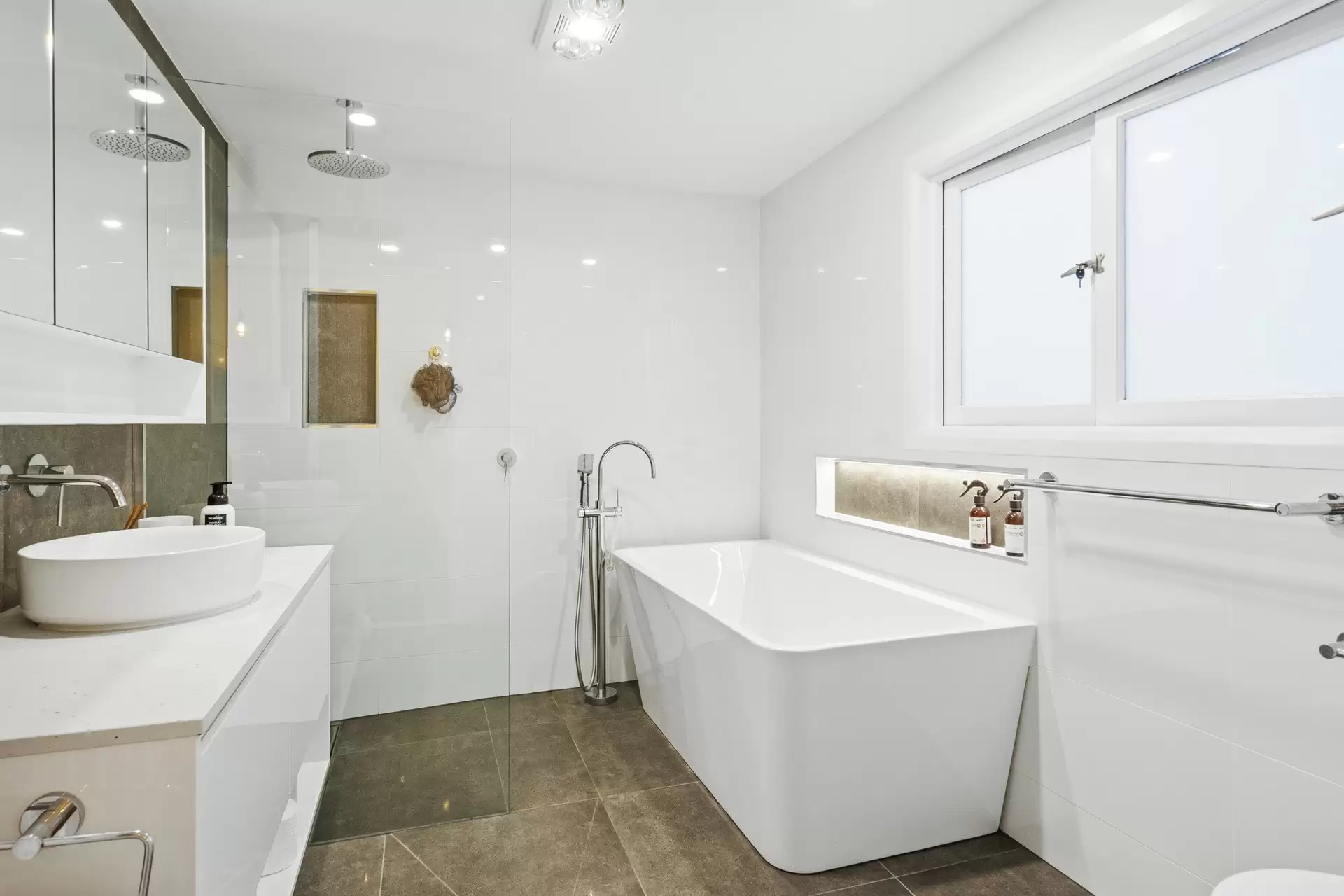 44 Little Shore Street, Cleveland Sold by Queensland Sotheby's International Realty - image 1