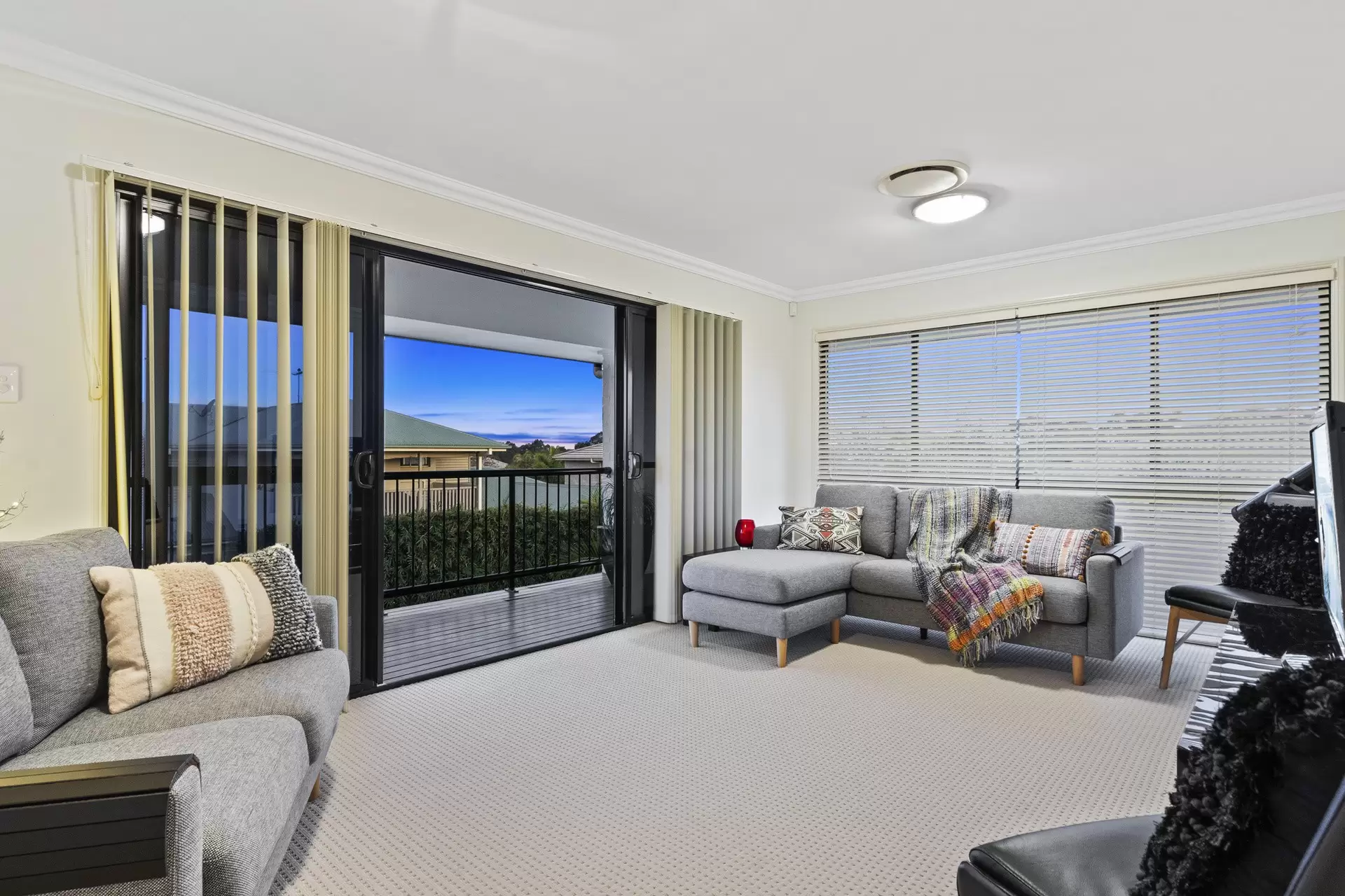 11 Moreton Road, Thornlands Sold by Queensland Sotheby's International Realty - image 1