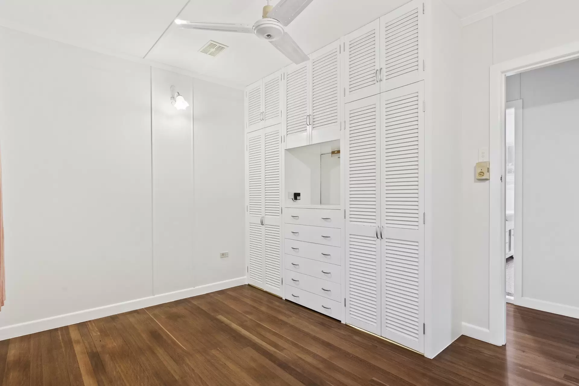 26 Talwong Street, Manly West Sold by Queensland Sotheby's International Realty - image 1