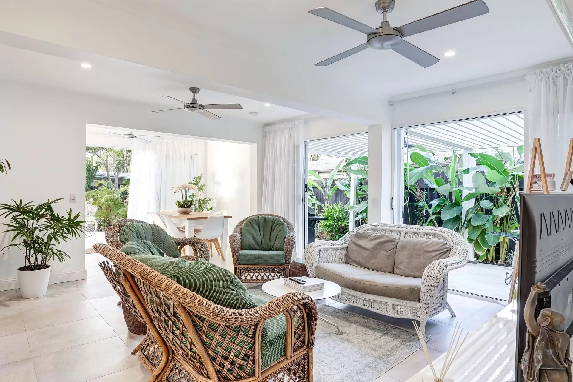 6 Seabrook Avenue, Port Douglas Sold by Queensland Sotheby's International Realty - image 1