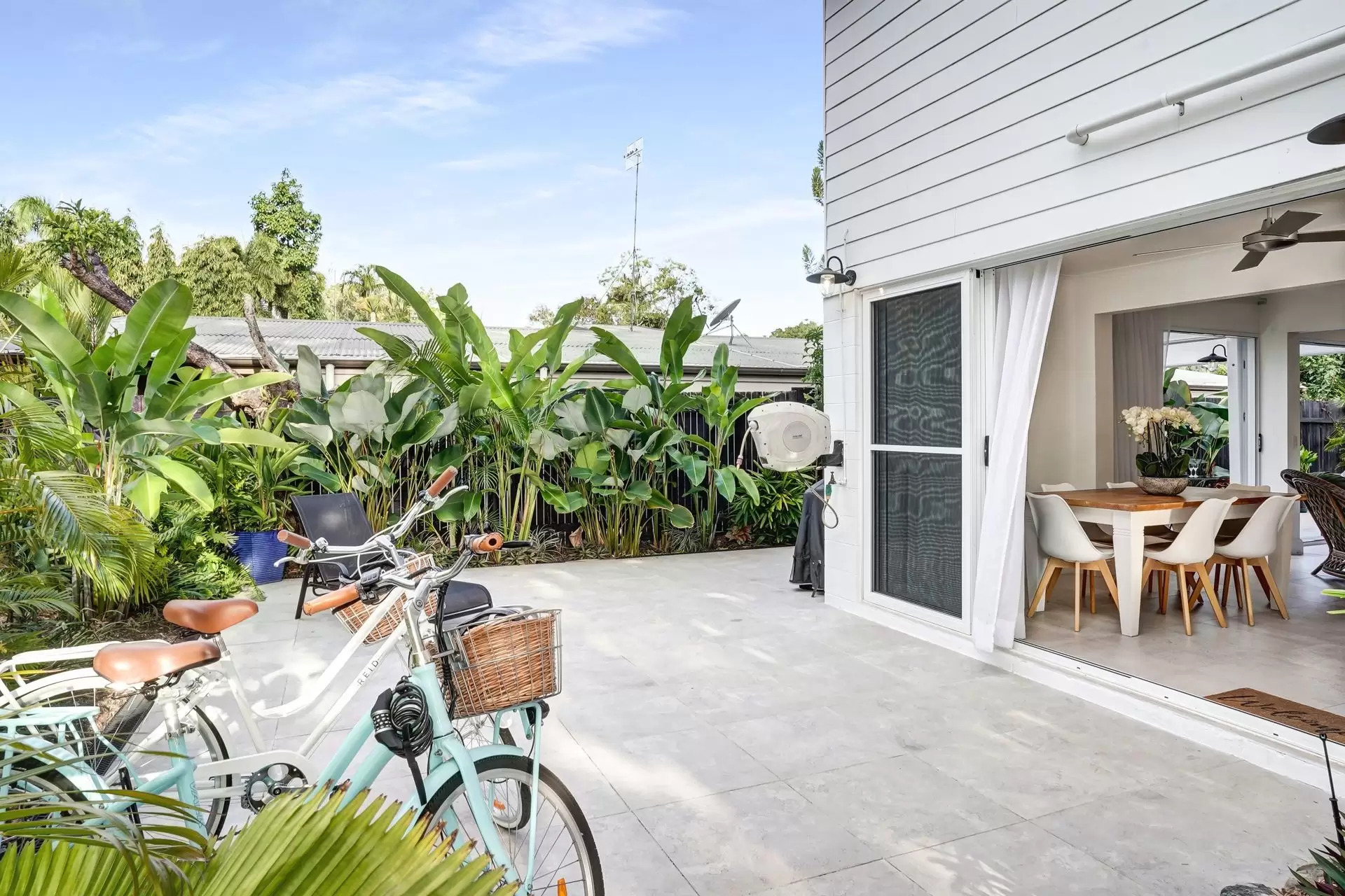 6 Seabrook Avenue, Port Douglas Sold by Queensland Sotheby's International Realty - image 1