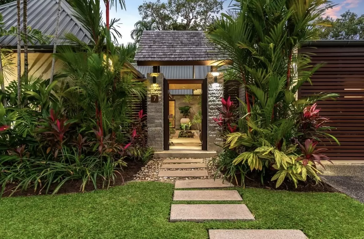 7 Bale Drive, Port Douglas Sold by Queensland Sotheby's International Realty - image 1
