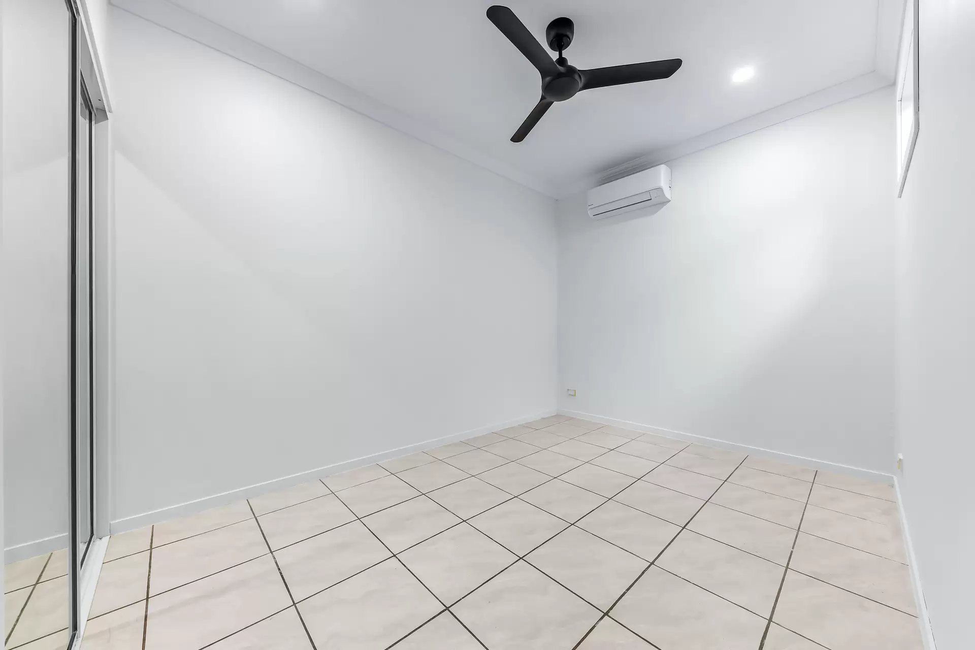68/21 Shute Harbour Road, Cannonvale Sold by Queensland Sotheby's International Realty - image 1
