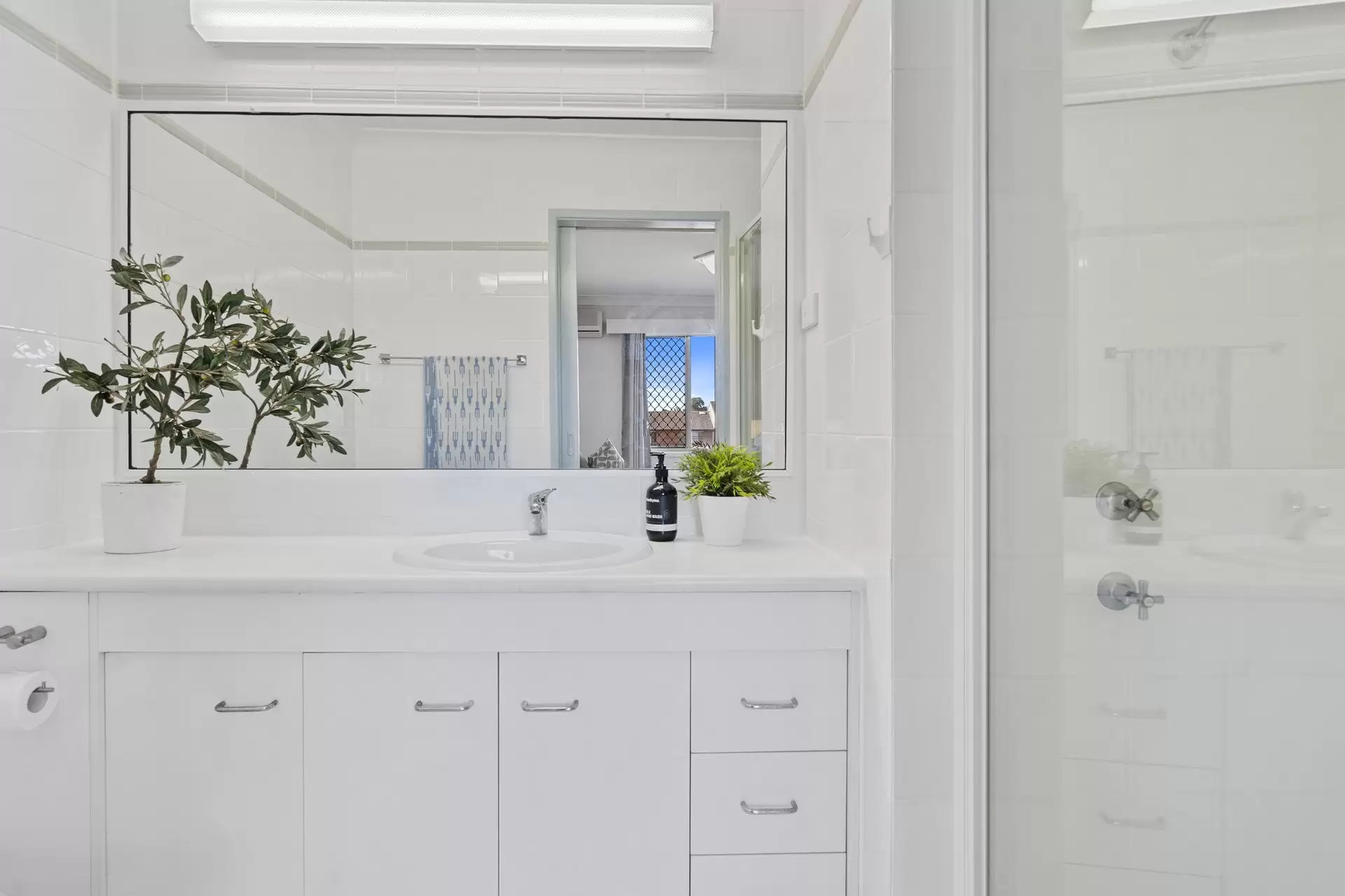 46/164-172 Wellington Street, Ormiston Sold by Queensland Sotheby's International Realty - image 1