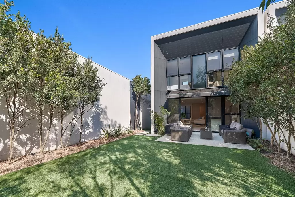 22 Theatre Drive, Benowa Sold by Queensland Sotheby's International Realty